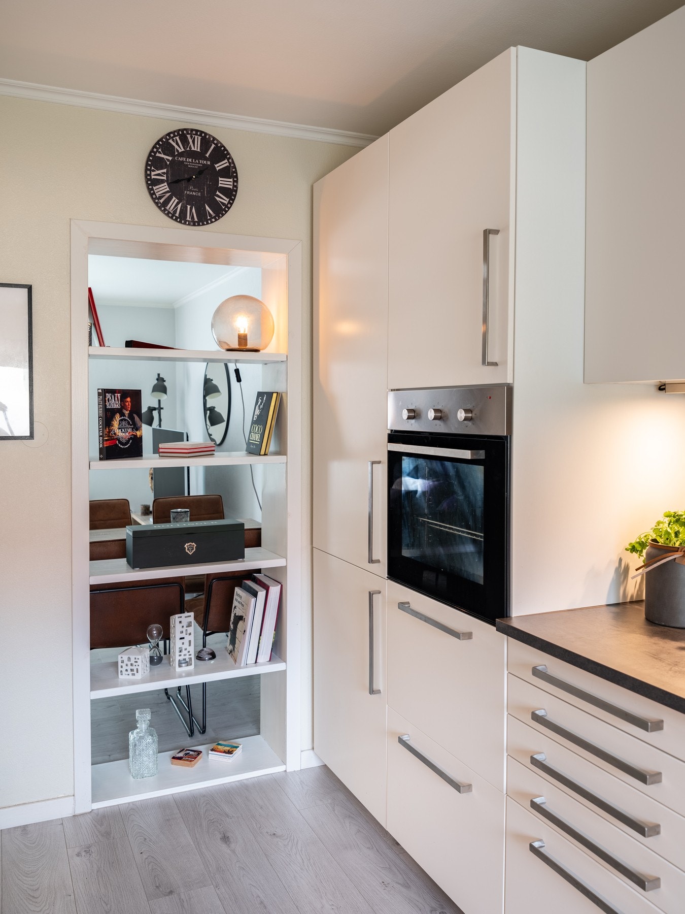 Integrerte hvitevarer medfølger i handelen. Galleribilde