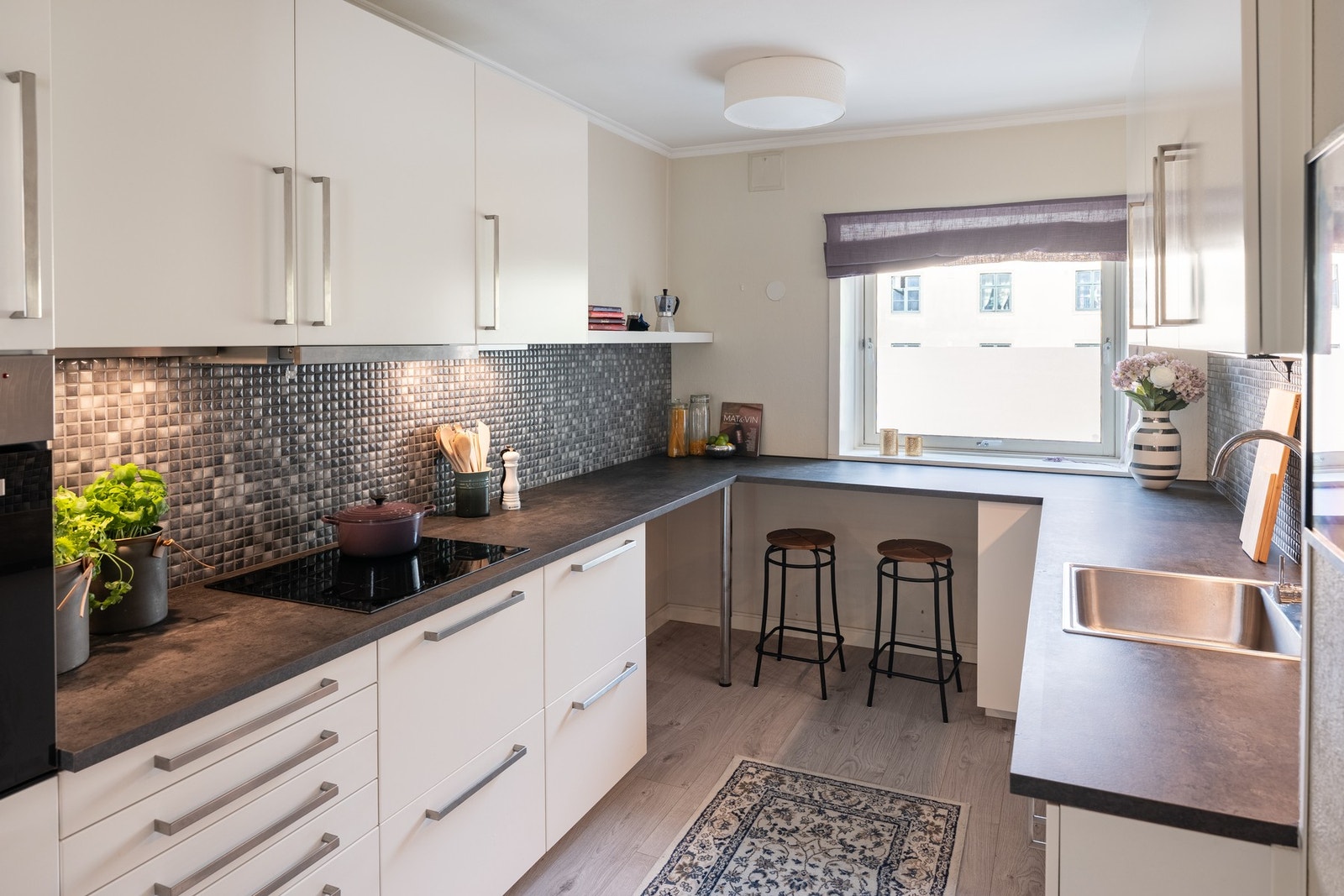 Flott kjøkken med mye skap- og benkeplass. Galleribilde