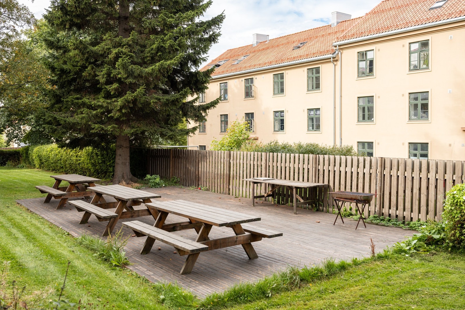 Fine fellesareal med benker og plen som kan brukes av beboerne. Galleribilde