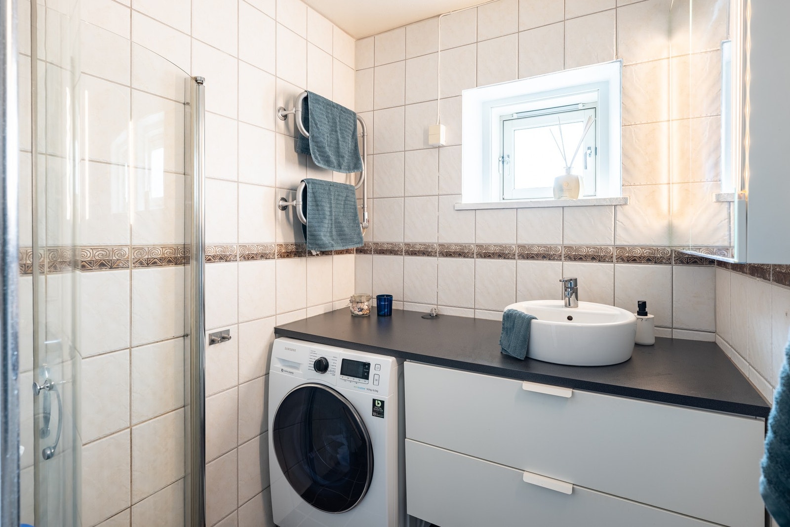 Pent flislagt bad med varme i gulv. Galleribilde