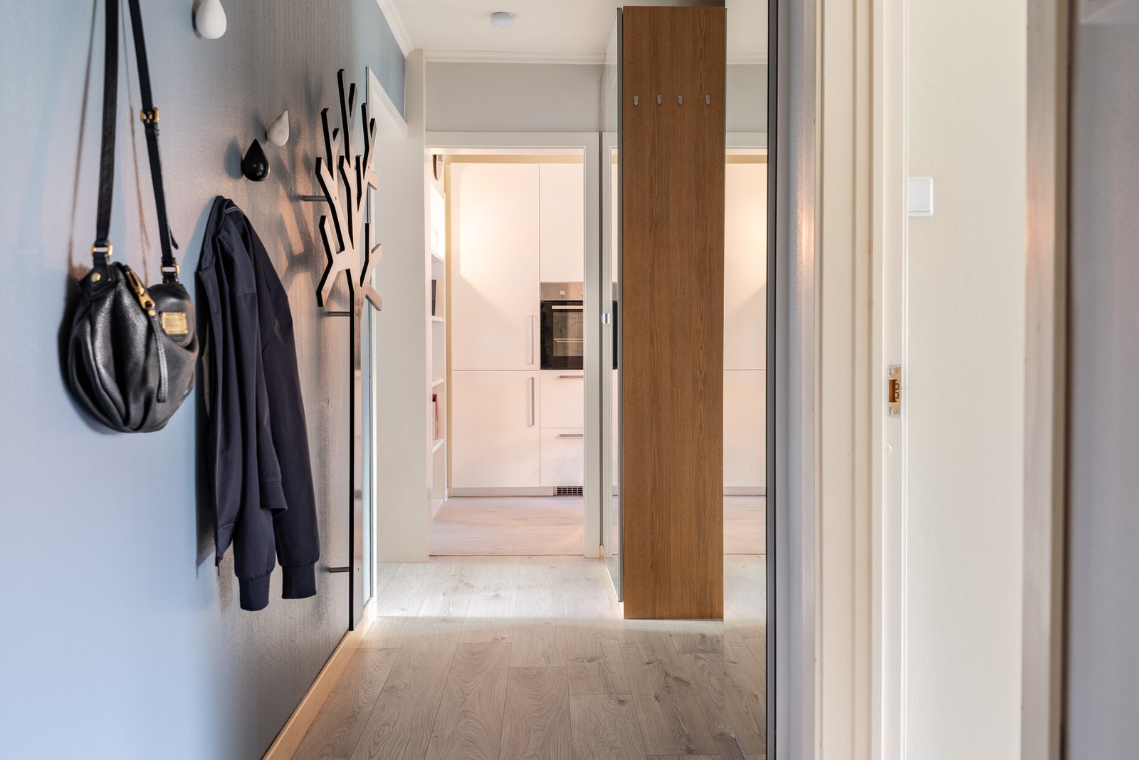 Lys og romslig entré/gang på 5,9 kvm. Galleribilde