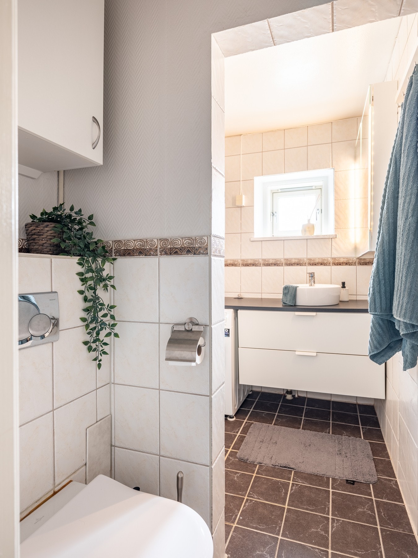 Badet består av innredning med servant, opplegg for vaskemaskin, dusj og toalett. Galleribilde