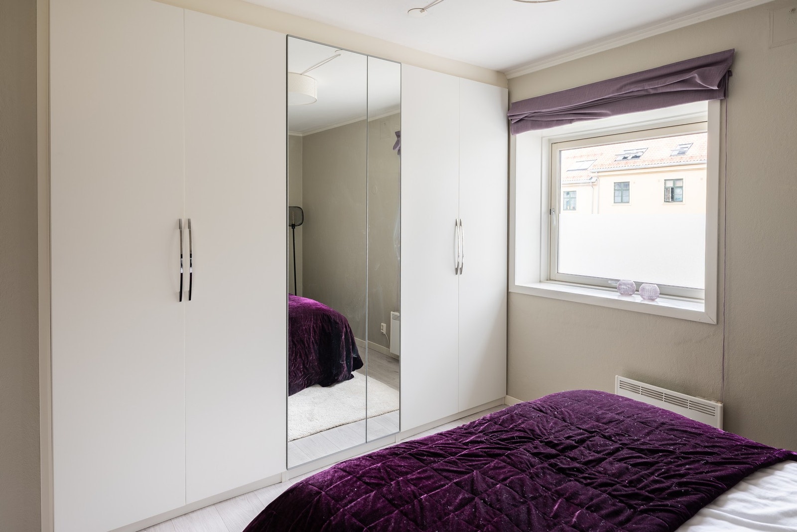 Garderobe medfølger i handelen. Galleribilde