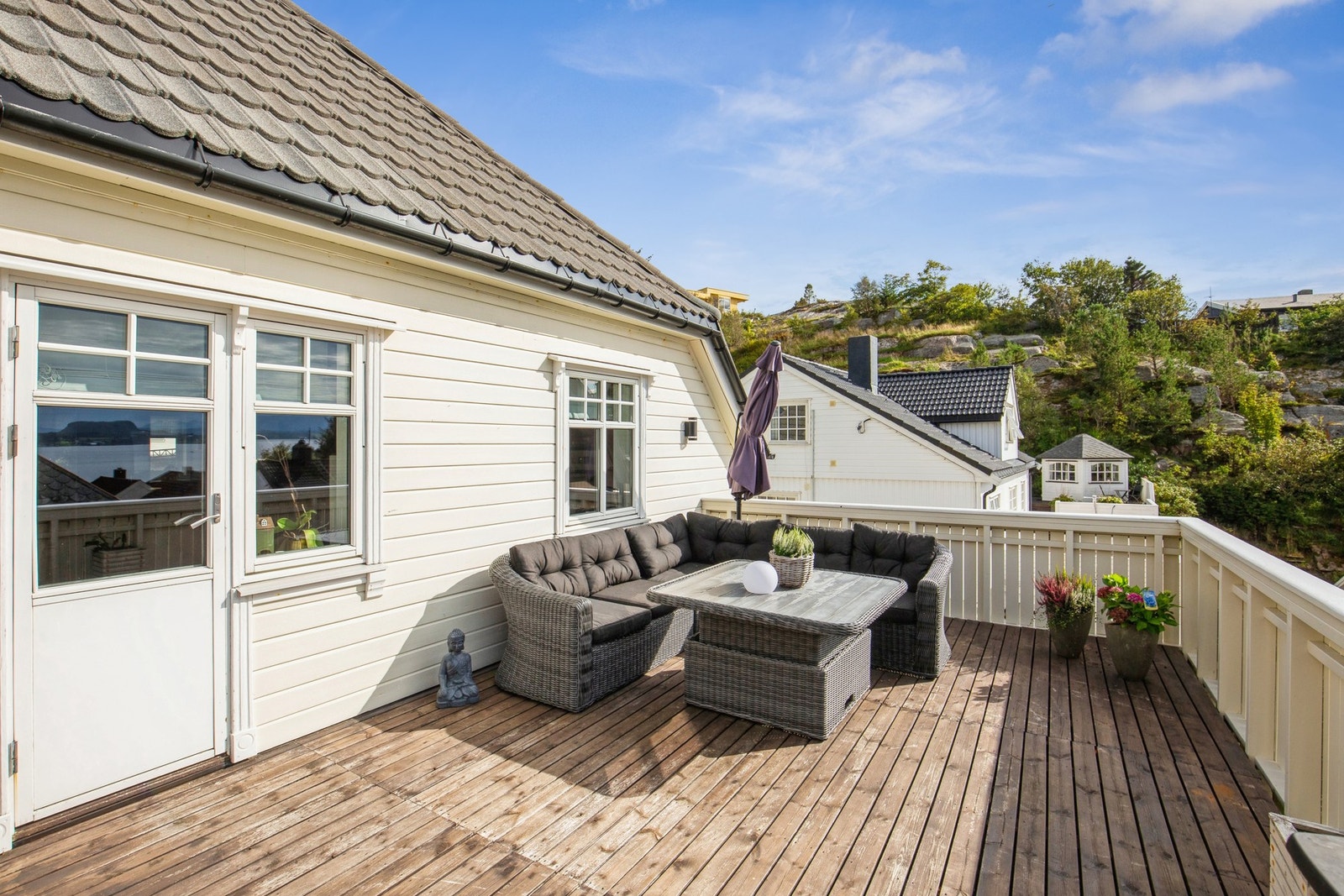 Fra boligen har man flott utsikt mot Averøy og Bremsnesfjorden Galleribilde