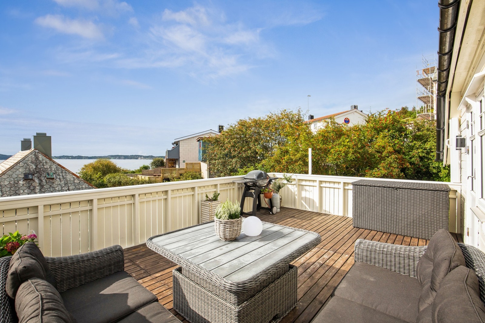 Fra den vestvendte terrassen har man solen til langt på kveld og man sitter meget usjenert Galleribilde