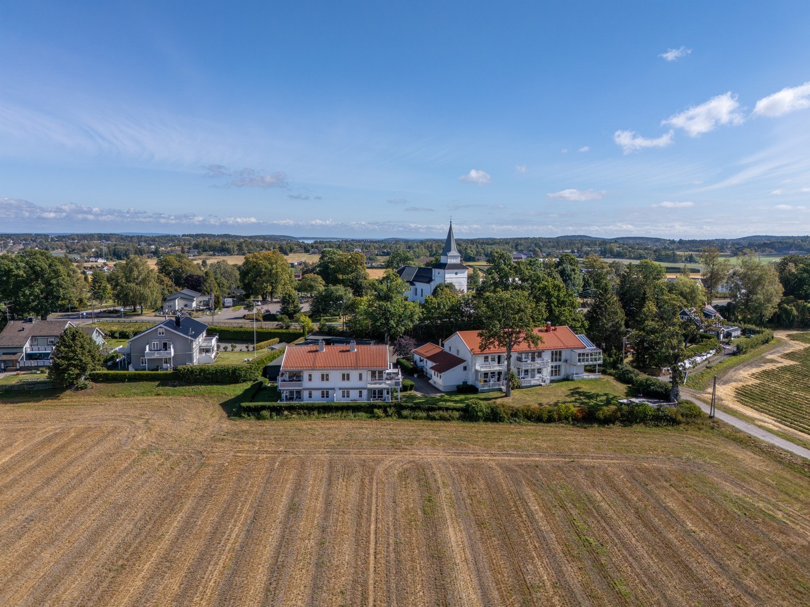 Boligen ligger godt skjemtet fra hovedveien som gjør at man opplever svært lite støy fra Kirkeveien. Galleribilde