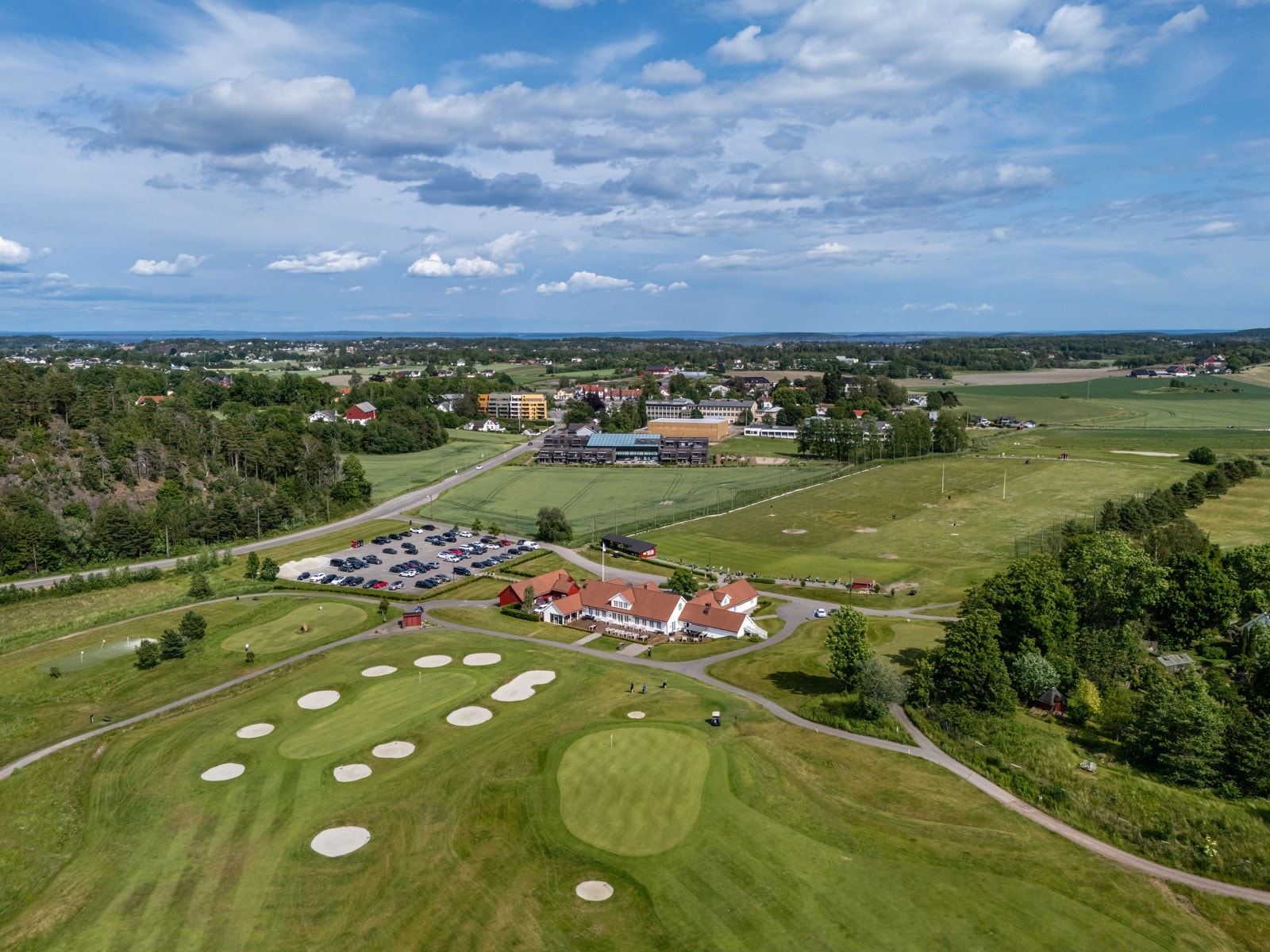 Nøtterøy Golfklubbs flotte anlegg ligger kun 1,5 km unna og nås enkelt både til fots og med bil. Galleribilde