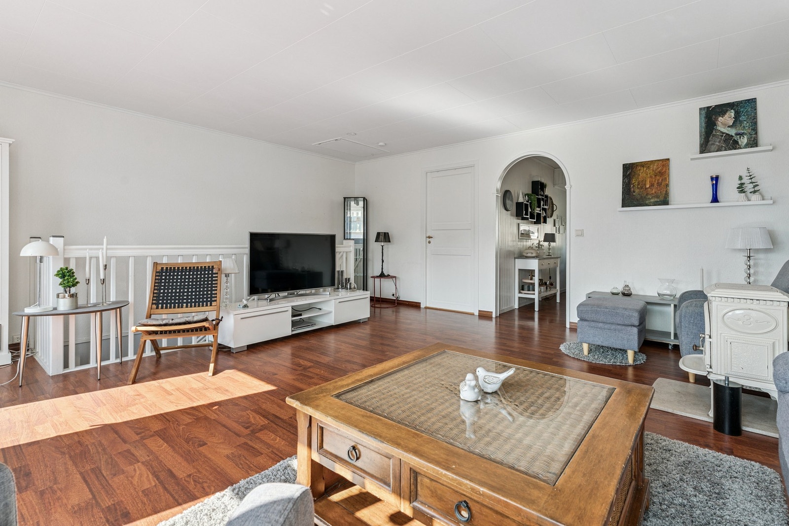 Rekkehuset inneholder to soverom, kjøkken, stue, baderom, vaskerom og bod. Utvending har du biloppstillingsplass, terrasse og veranda. Galleribilde