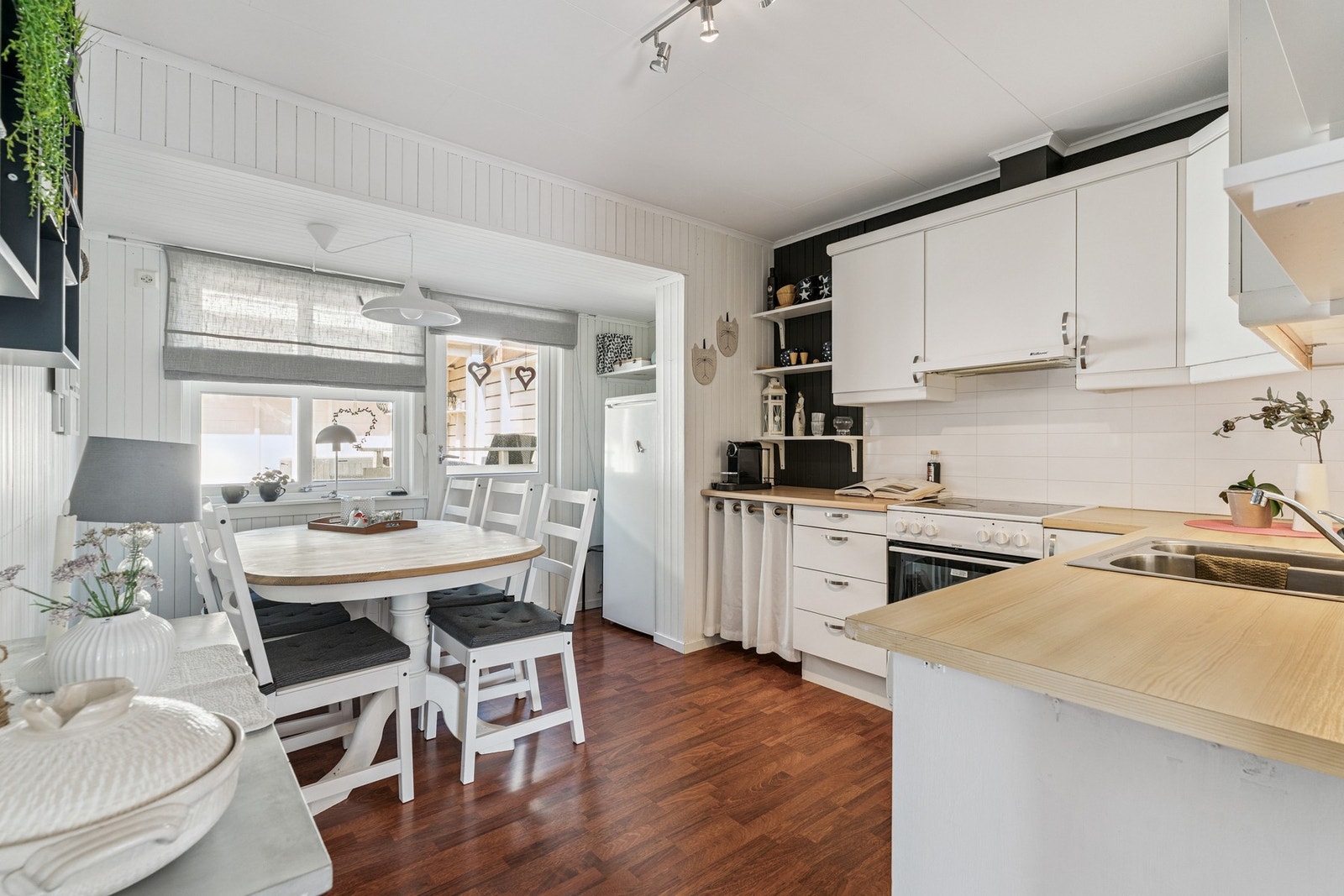 Fra kjøkkenet har du utgang til terrassen på nordsiden av boligen. Galleribilde