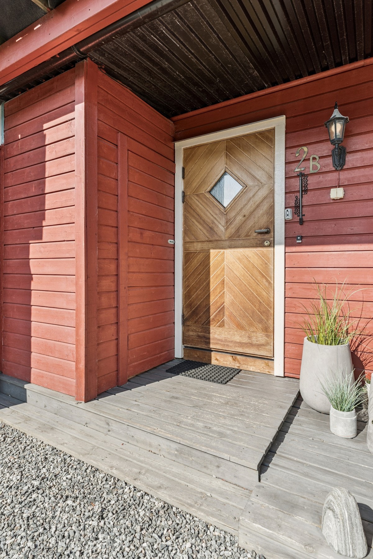 Overbygd inngangsparti, du har også en liten bod for oppbevaring. Galleribilde