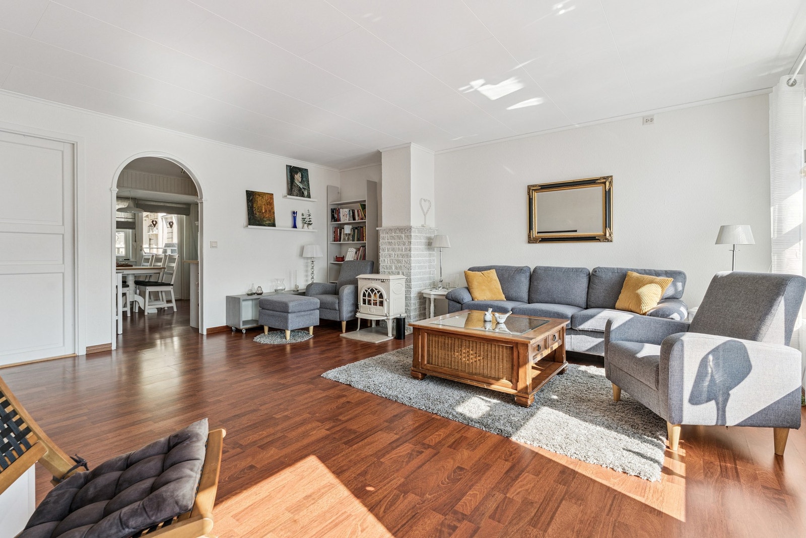 Leiligheten har en fantastisk beliggenhet og en enorm utsikt. Fra andre etasjen har du utgang til terrasse på baksiden og veranda på fremsiden. Galleribilde