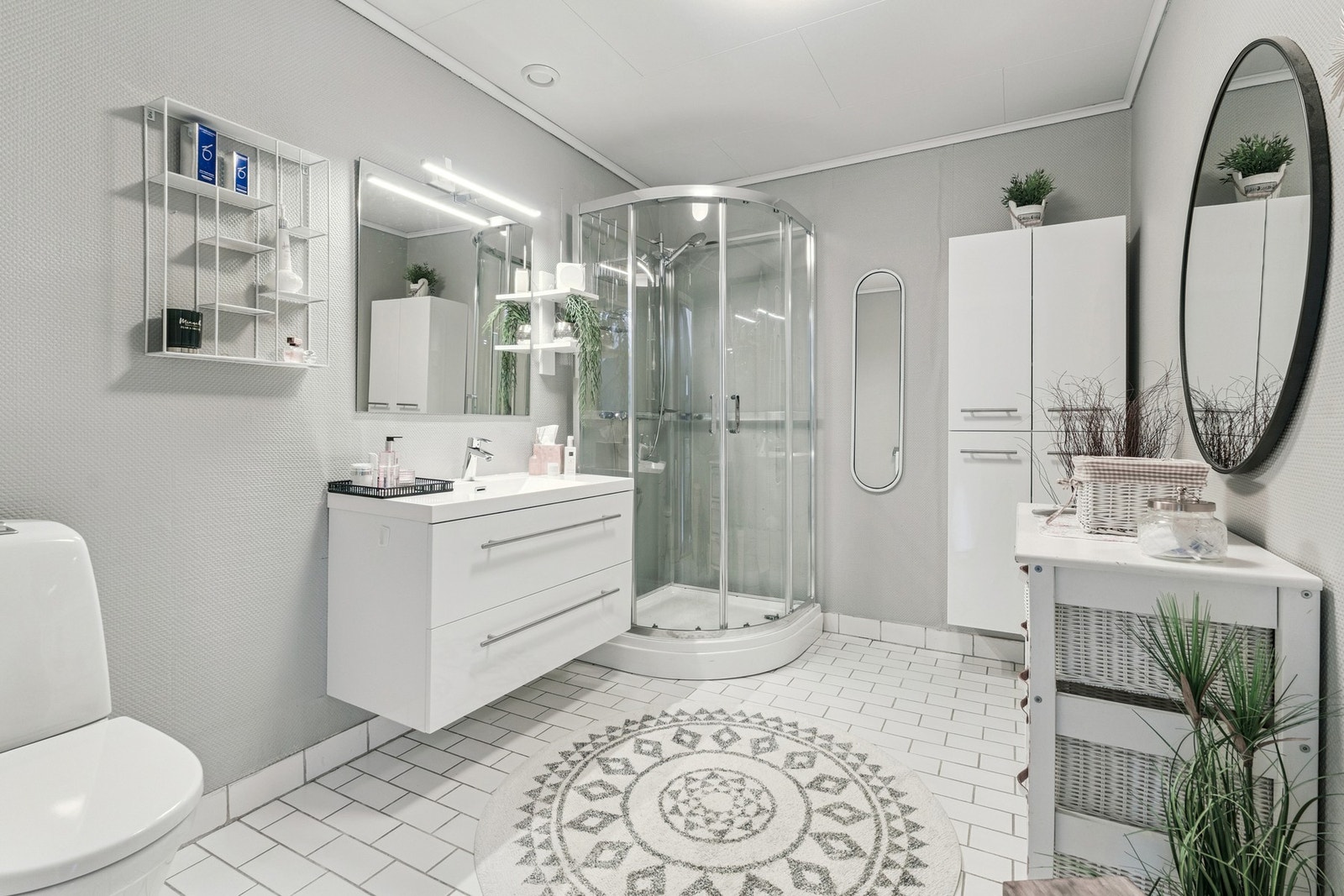 Baderommet har dusjkabinett, servant og toalett. Det er også varmekabler i gulvet. Galleribilde