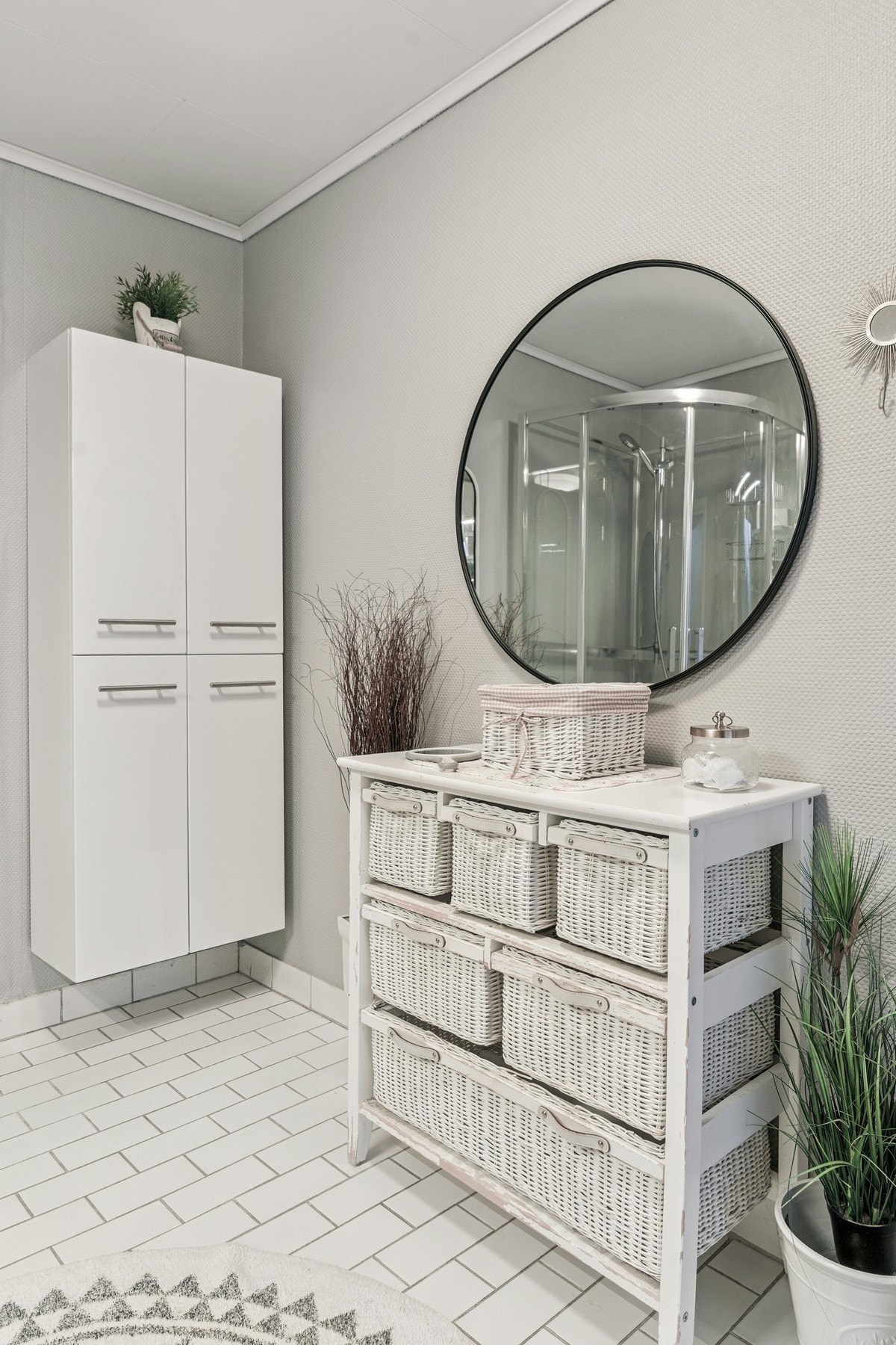 Baderommet har også vegghengt skap. Galleribilde