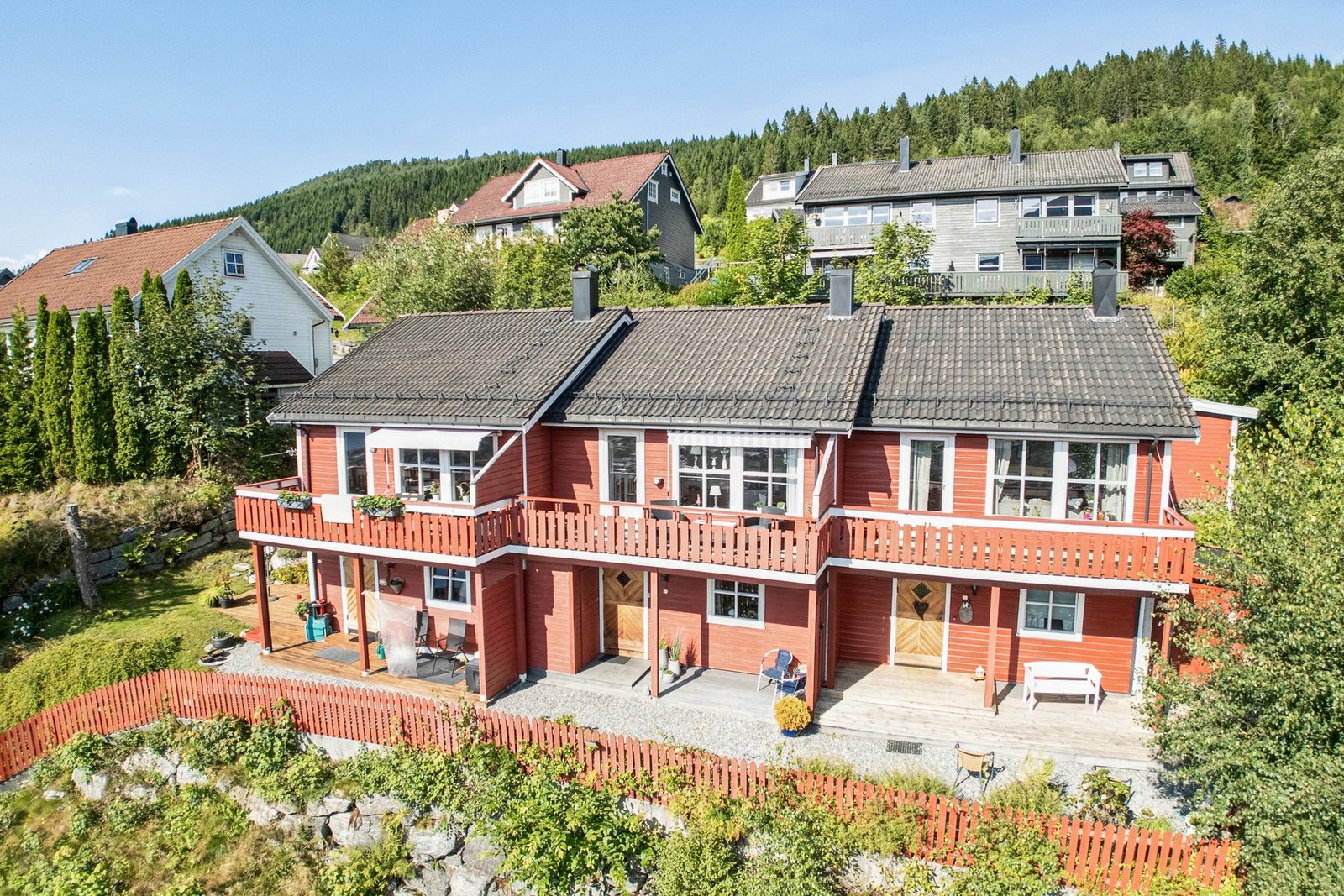 Det gjeldene rekkehuset er det i midten. Du har parkering på nedsiden av rekkehusene. Galleribilde