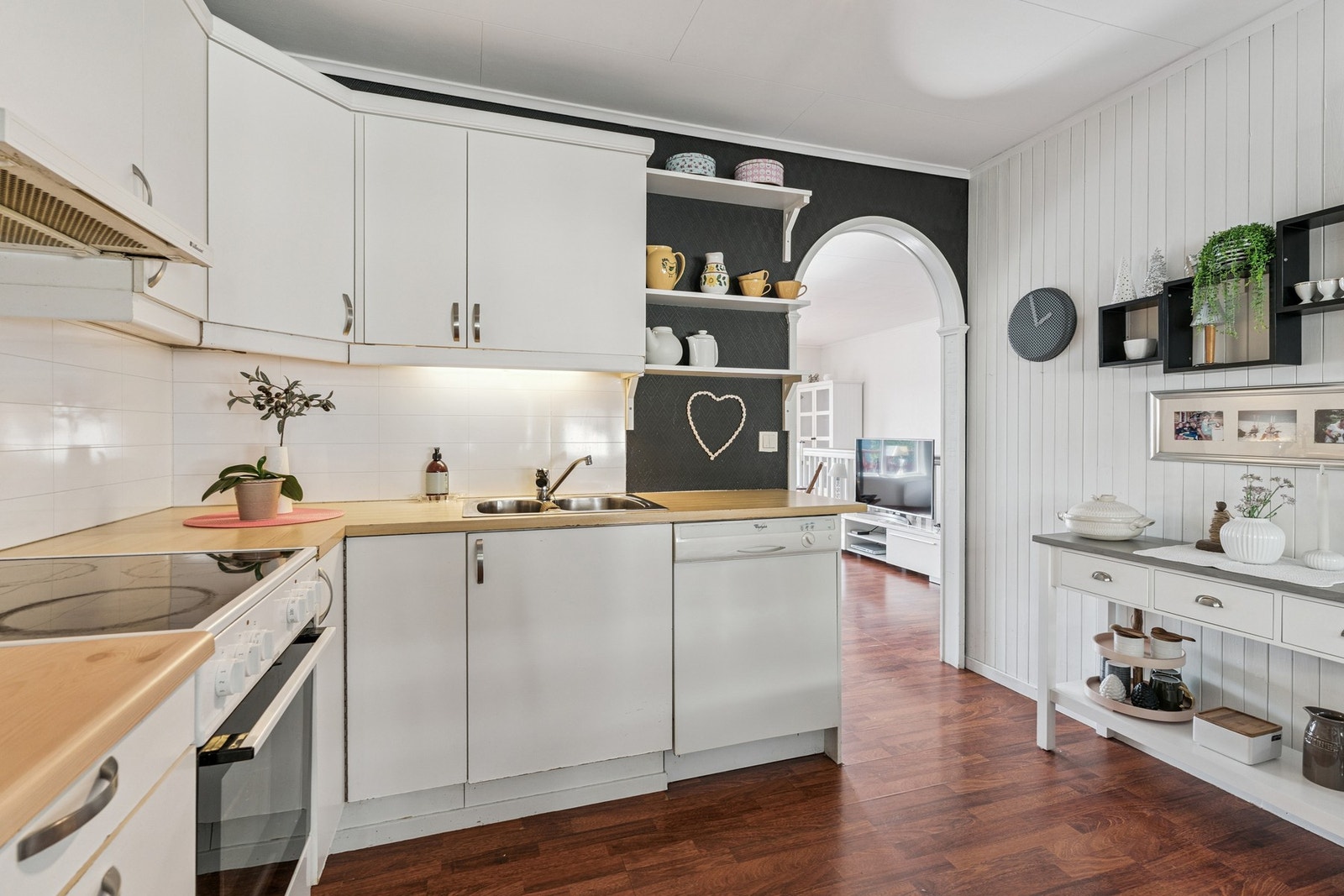 Kjøkkenet har innredning med glatte fronter og benkeplate av laminat. Hvitevarene på kjøkkenet følger med salget. Galleribilde