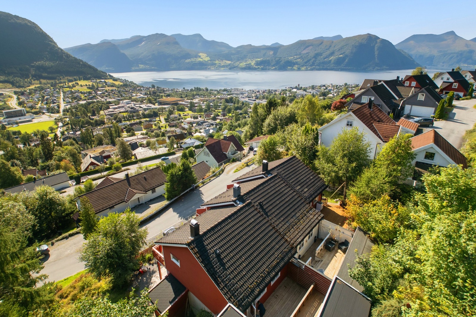 Dronefoto av rekkehuset. Galleribilde