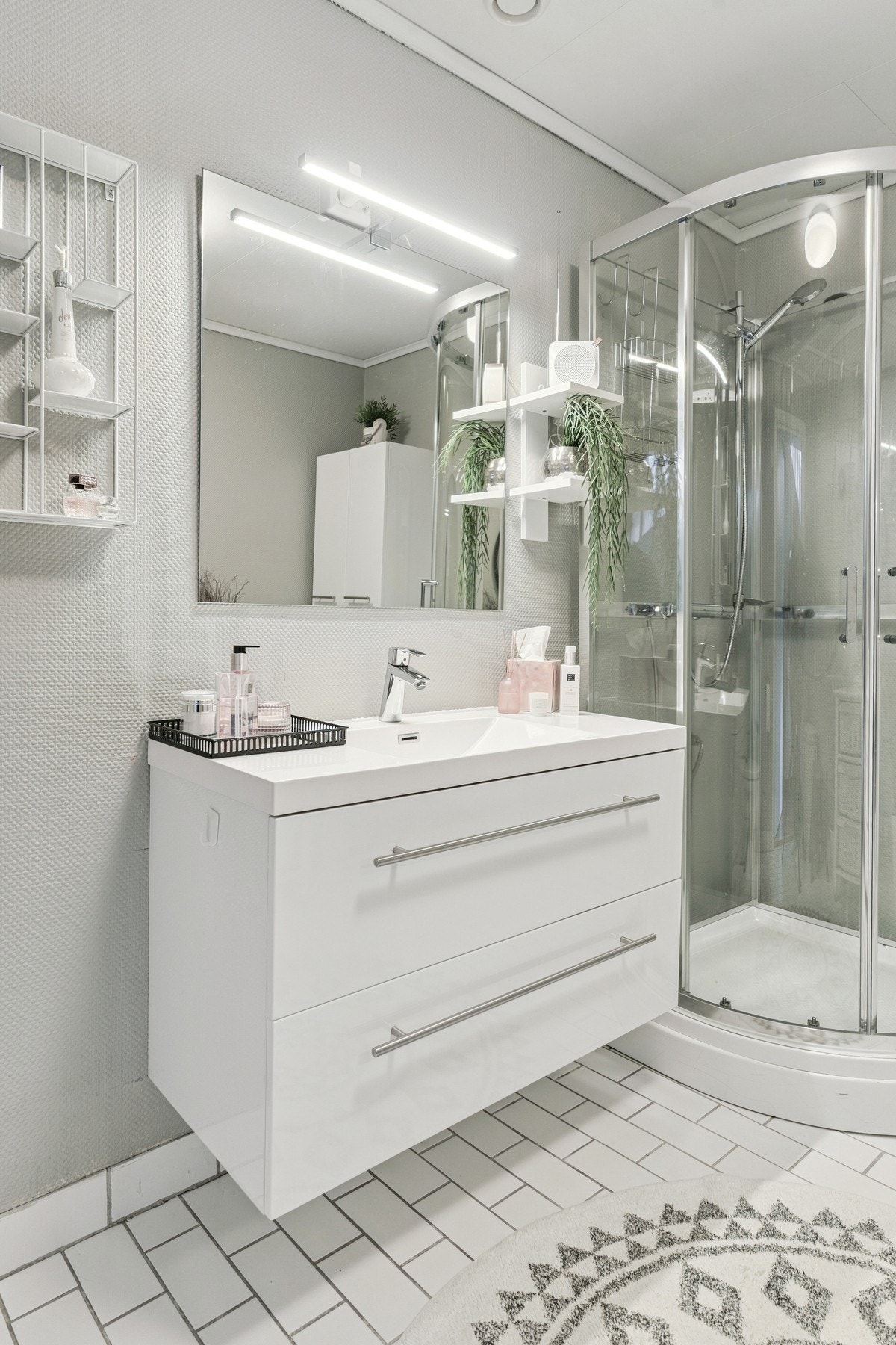 Praktisk servant med god skapplass. Galleribilde