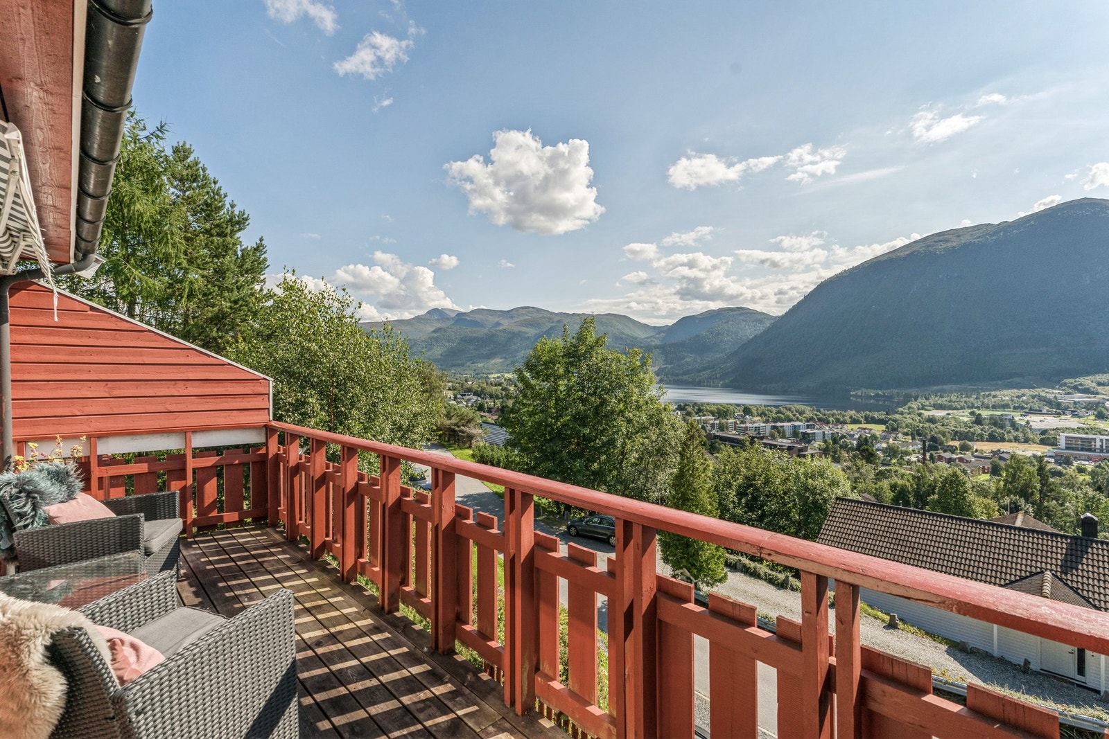 Veranda med utgang fra stuen, her har du en fantastisk utsikt. Galleribilde