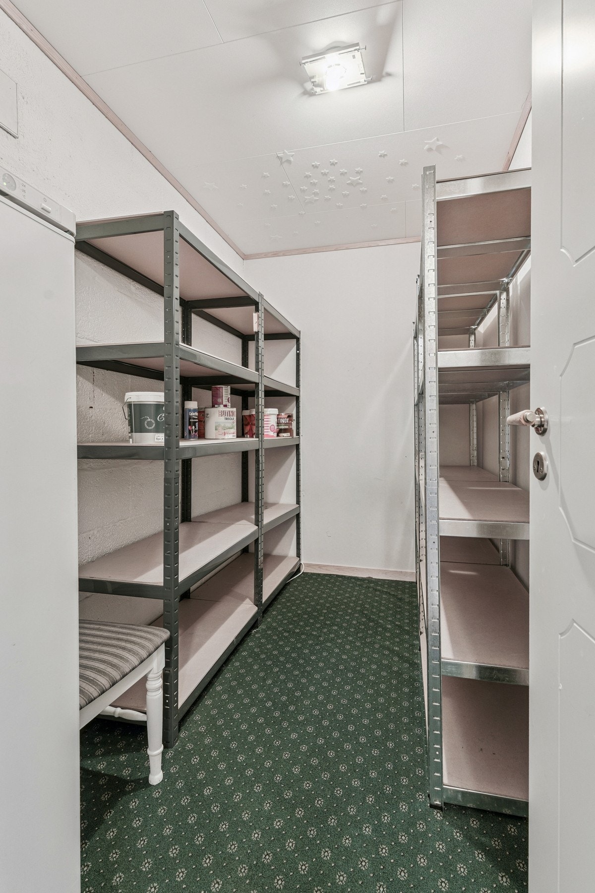 Stor bod for oppbevaring av diverse, du har også kott under trappen. Galleribilde