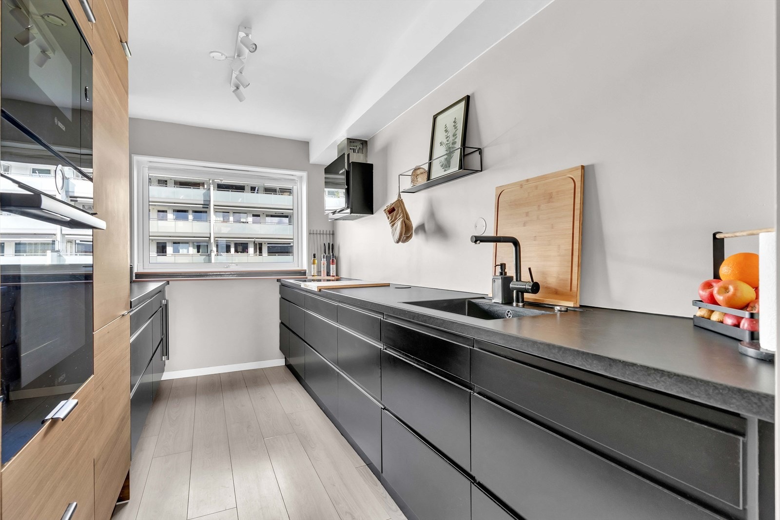 Det moderne kjøkkenet er separat og ble oppgradert i 2019. Galleribilde