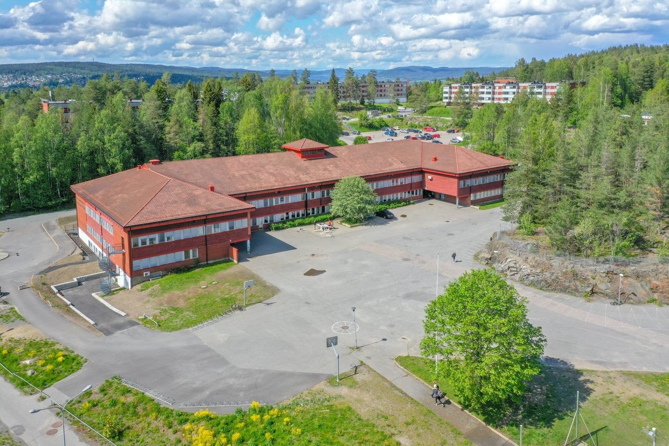 Sandbekken skole (8-10 trinn), svømme-flerbrukshall og kunstgressbane rett ned bakken. Galleribilde