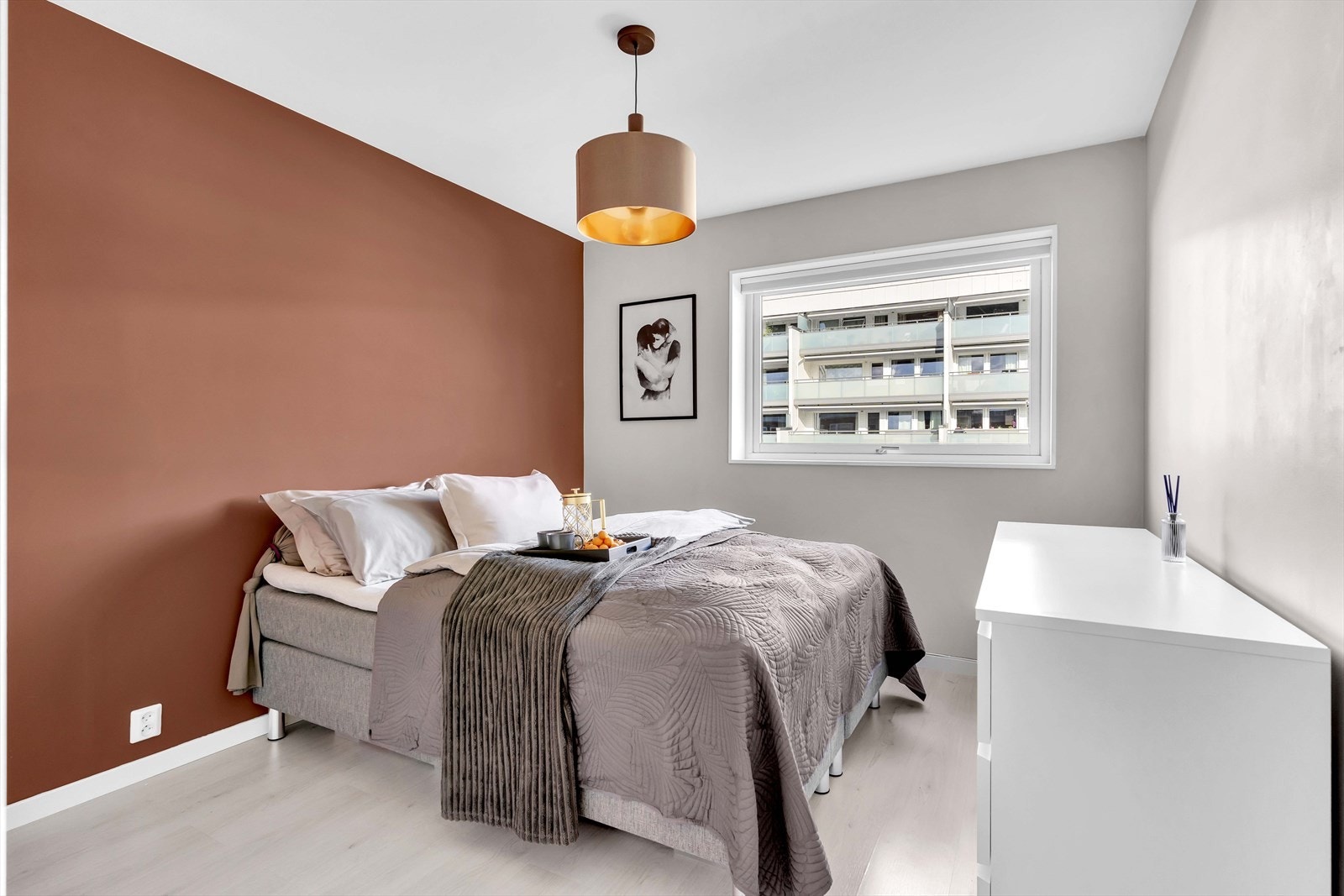 Et stort vindu på soverommet gir godt med dagslys og gjør rommet lyst og trivelig. Galleribilde