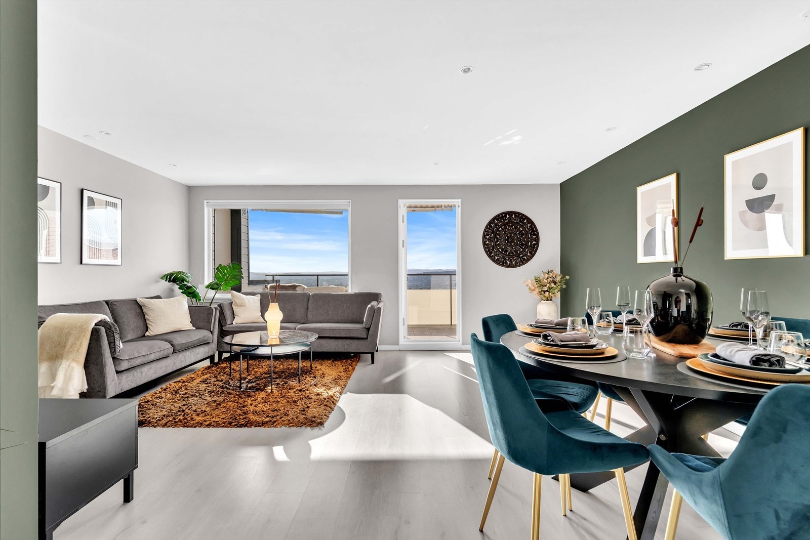 En glassdør fører ut til den vestvendte balkongen, og om sommeren er det hyggelig å trekke ut for både avslapning og middager i sola. Galleribilde