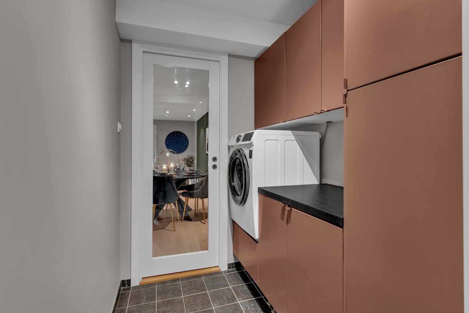 Vaskerommet ligger praktisk i tilknytning til kjøkkenet og har skyvedør med glassfelt som slipper inn lys. Galleribilde