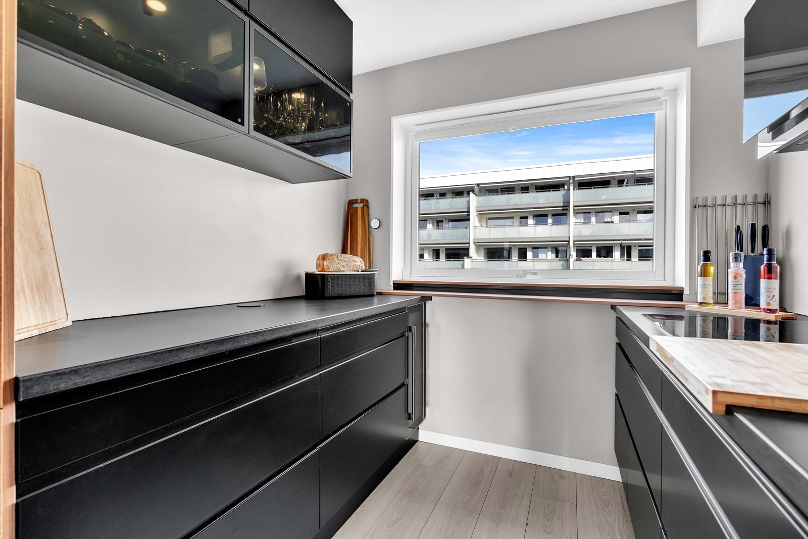 Her får du lange benker og helintegrerte hvitevarer - inkludert et vinskap! Galleribilde