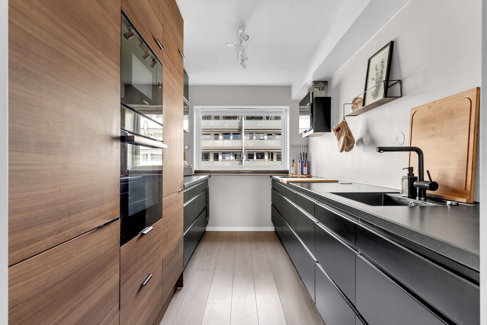 Kjøkkenet er godt utnyttet med mye skap- og benkeplass. Galleribilde