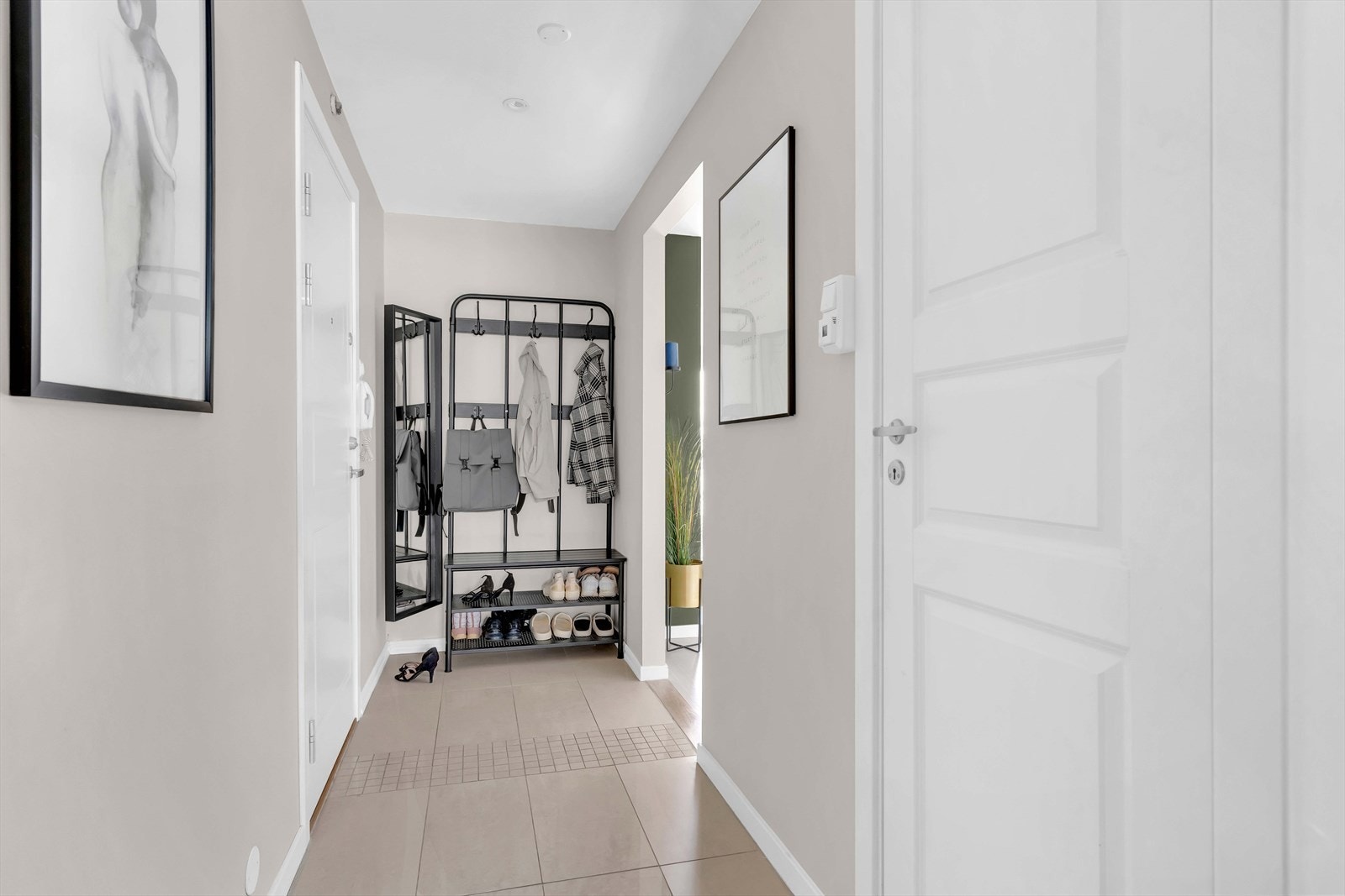 Lys og innbydende entré med god plass til å henge yttertøy og sette fra seg sko. Galleribilde