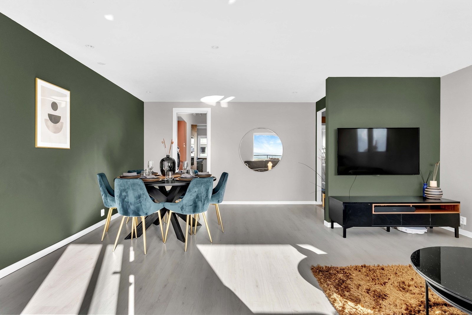 På gulvet er det lagt laminat i en moderne, lys tone som gir en luftig følelse. Galleribilde