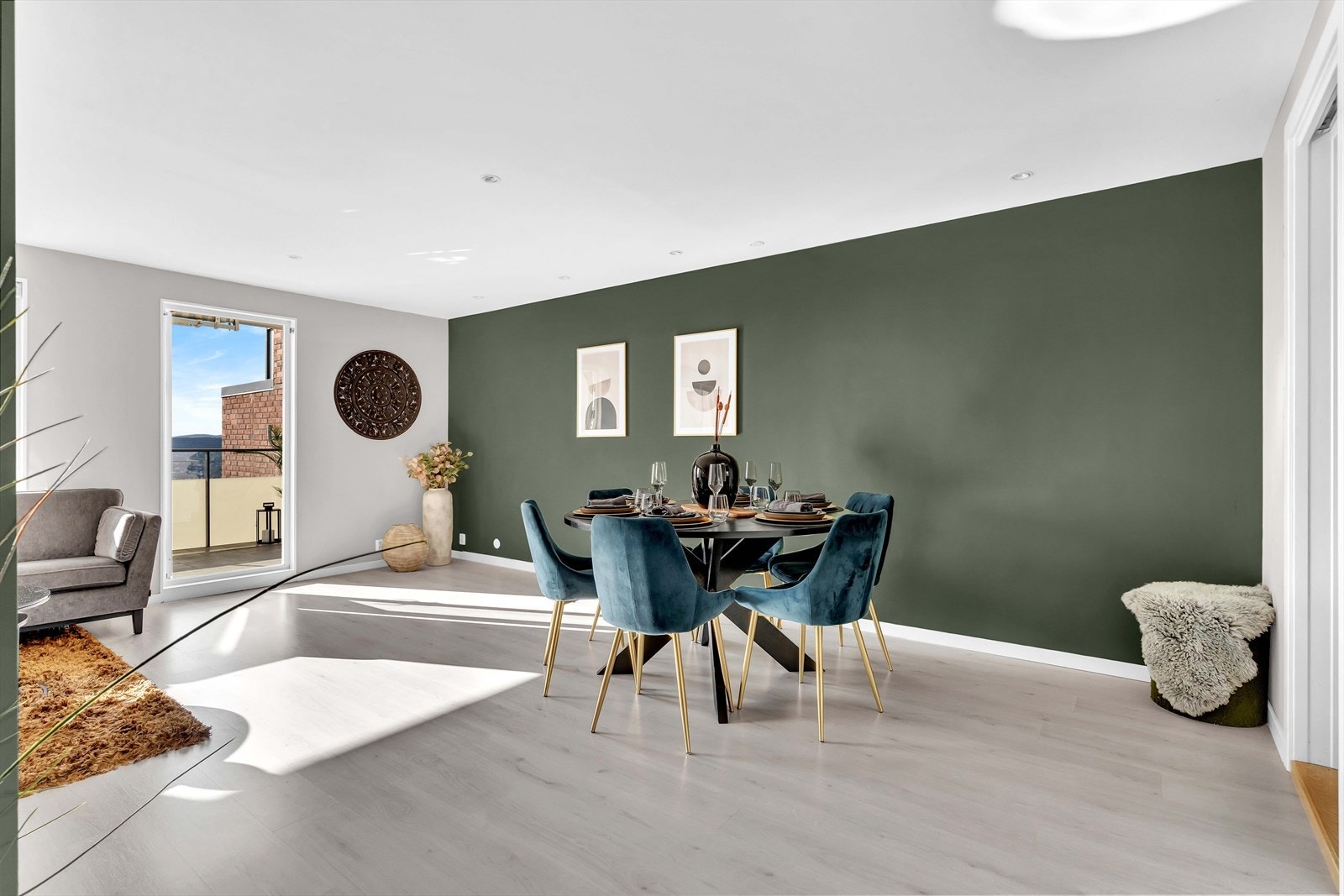 Dagslyset suppleres ypperlig av downlights i himlingen Galleribilde