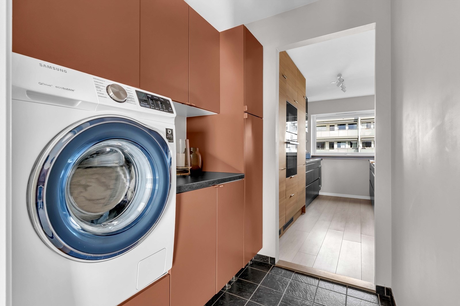 Rommet har flislagt gulv og opplegg for vaskemaskin. Galleribilde