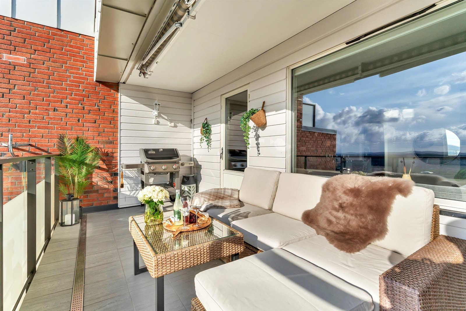 Her er det plass til både sittegruppe og grill, og den har flere soner som kan innredes etter behov. Galleribilde