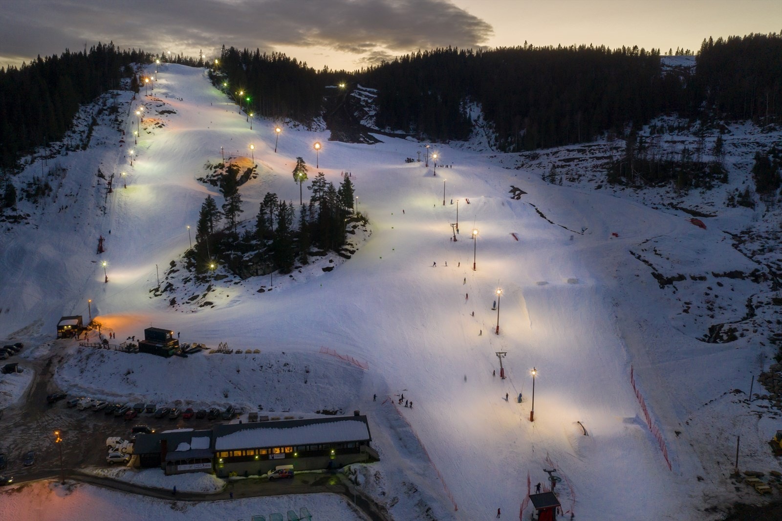 Marikollen idrettspark ligger på Fjerdingby, og her er det hopp- og alpinbakke, skøytebane og en romslig kafeteria/varmestue. De senere årene er det foretatt store utbedringer av anlegget med blant annet skilek- og akeområde for de aller minste. Galleribilde