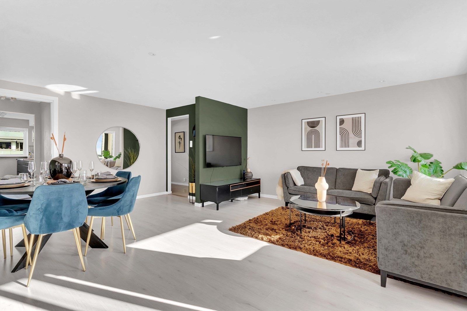 Stuen er romslig og har store vindusflater som slipper inn rikelig med naturlig lys. Galleribilde