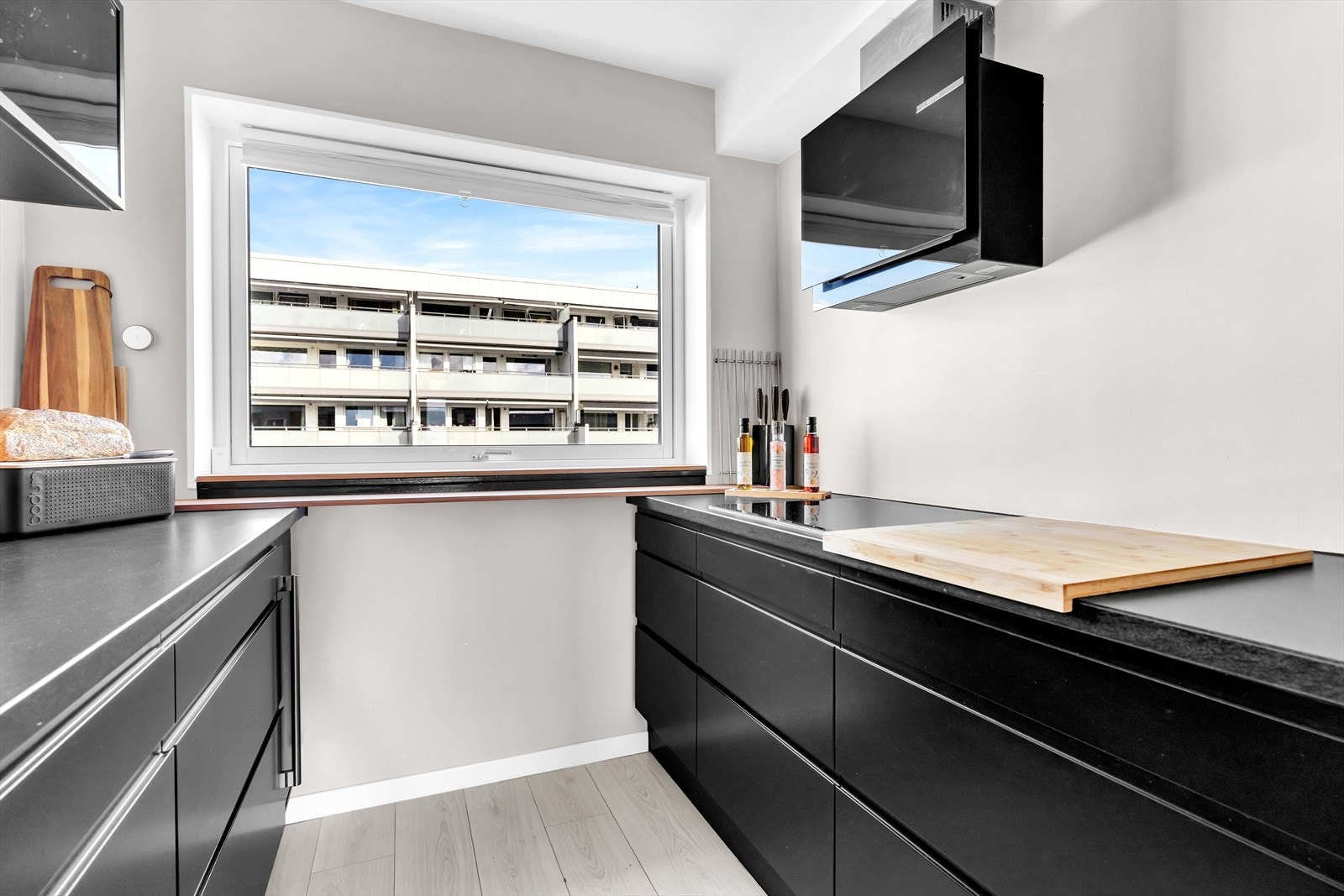 Innredningen har glatte fronter som gir et rent uttrykk, og benkeplaten er i laminat for god slitestyrke. Kjøkkenet er utstyrt med blant annet kjøl/fryseskap, oppvaskmaskin, platetopp, stekeovn og mikrobølgeovn. Galleribilde