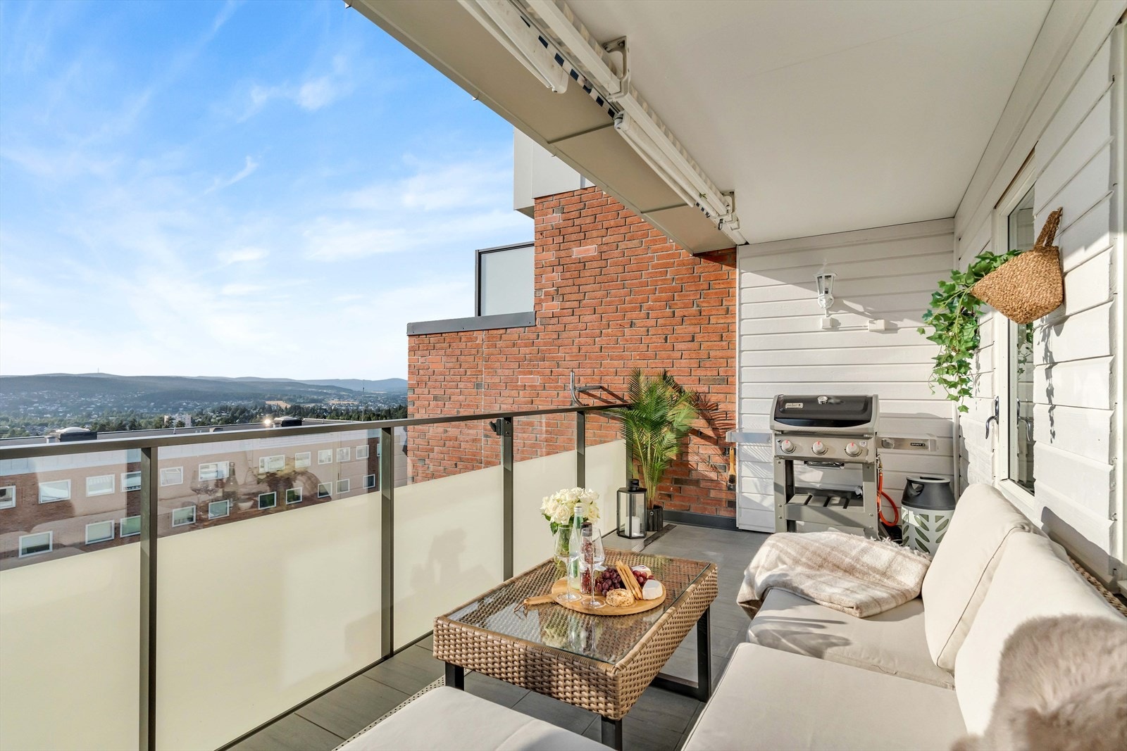 Fra stuen kommer man ut til en stor balkong på ca. 12 kvm. Galleribilde