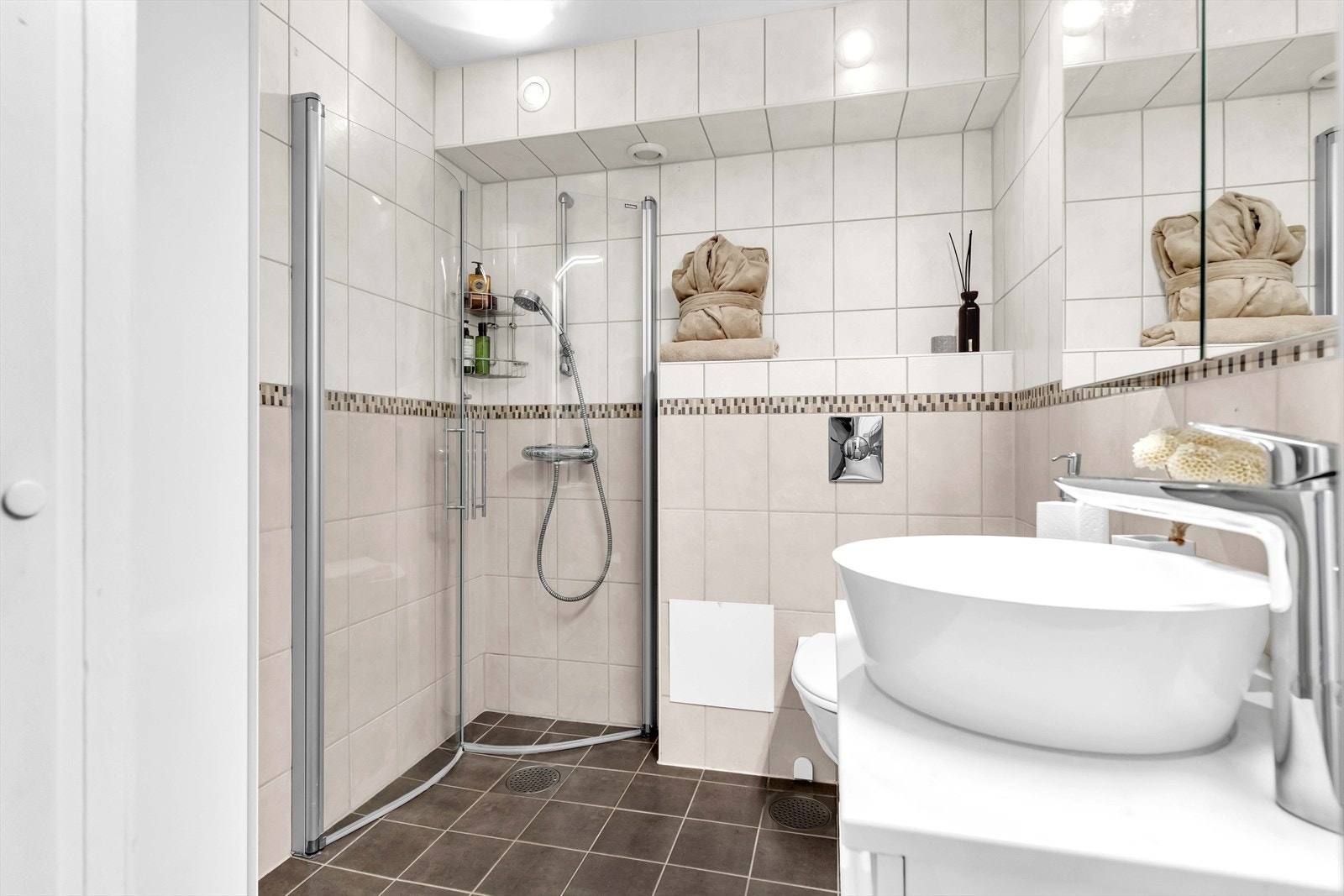 Badet har et tidløst og funksjonelt design, med fliser på både gulv og vegger. Elektrisk gulvvarme. Galleribilde