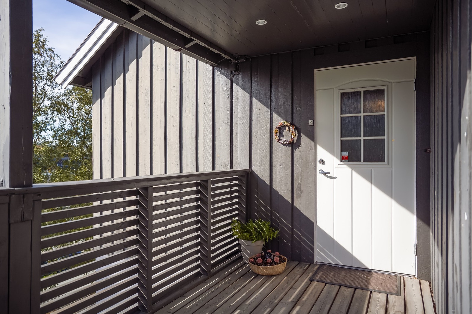 Overbygd inngangsparti med spotbelysning Galleribilde