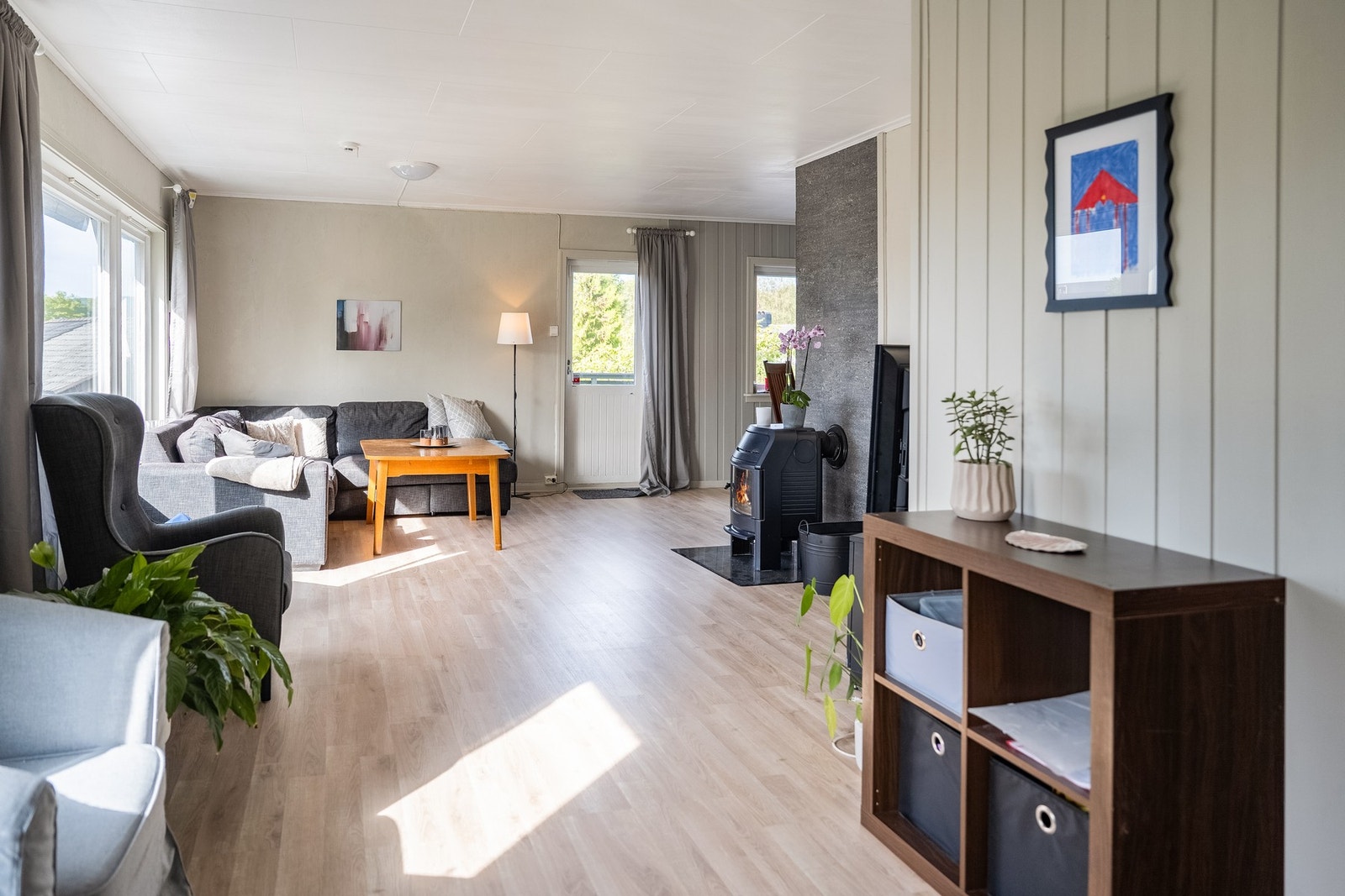 Stuen er lettmøbelert og deles naturlig inn i gode soner. Galleribilde