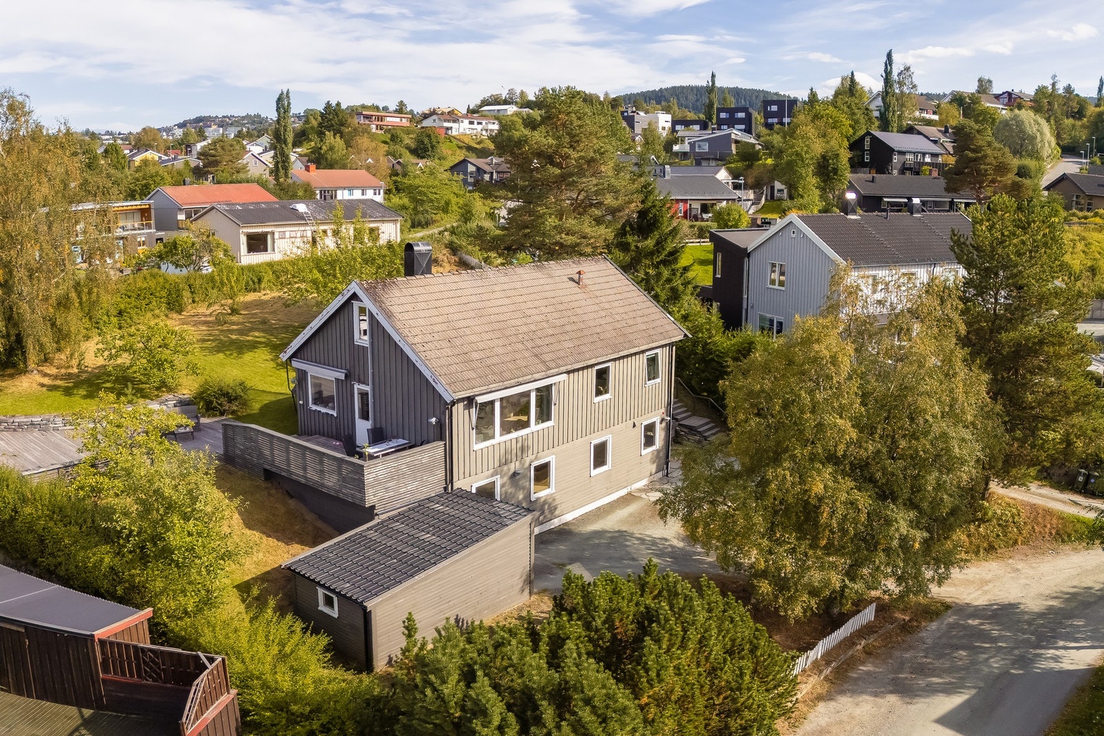 Velkommen til Munins veg 9. En flott enebolig med stor tomt og egen utleiedel. Galleribilde