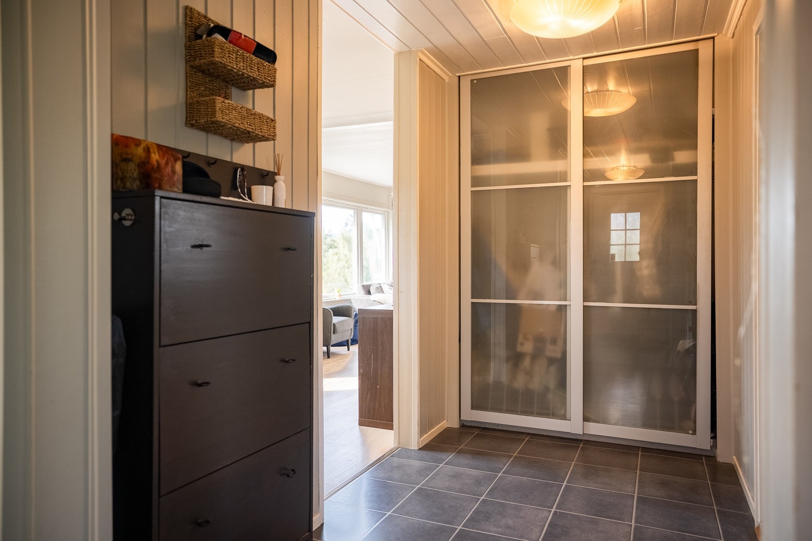 Velkommen inn! - Gangen er romslig, på hele 13 kvm. Godt med oppbevaringsplass Galleribilde