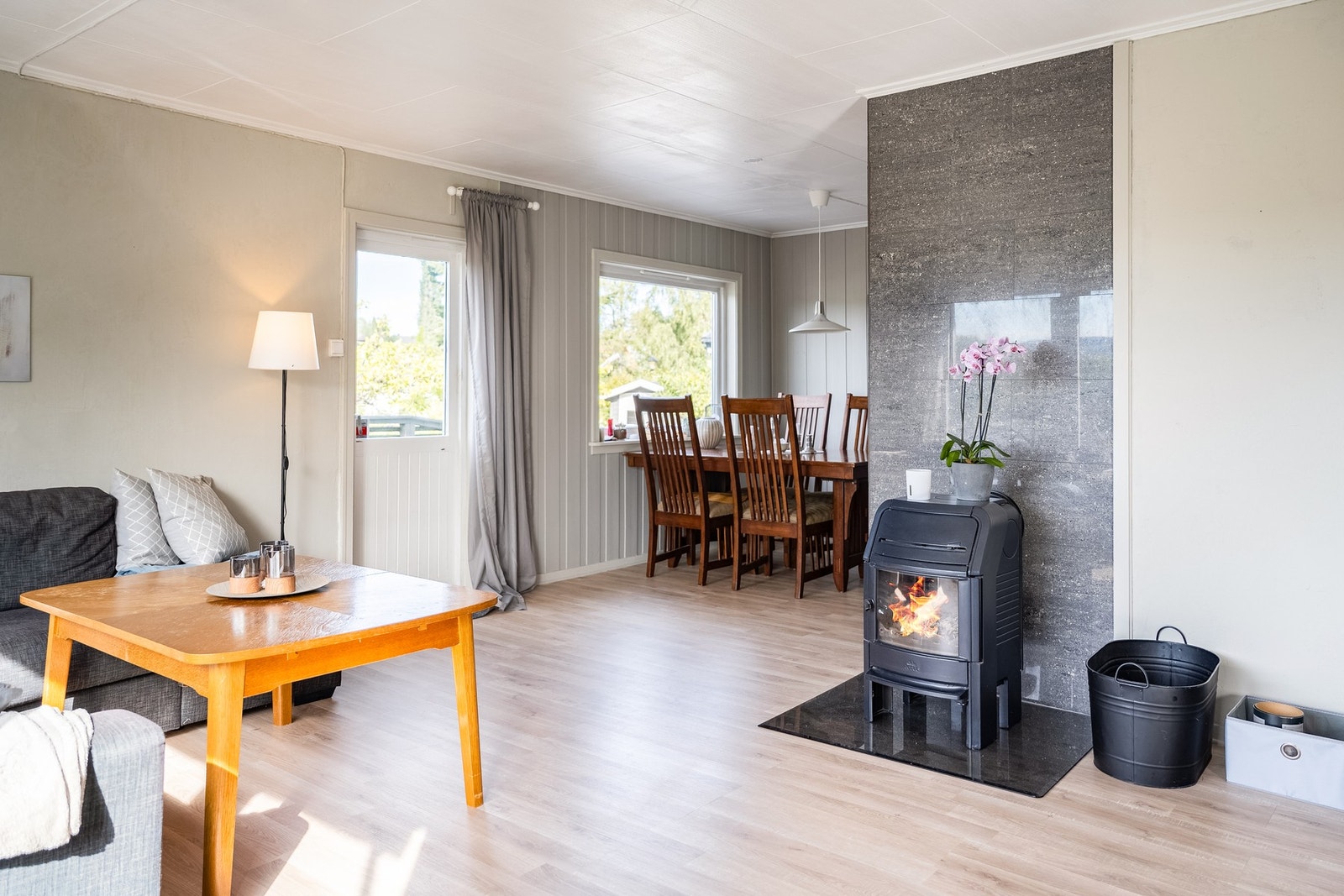 Utgangen til terrassen og plattingen er mellom stue og spisestue Galleribilde