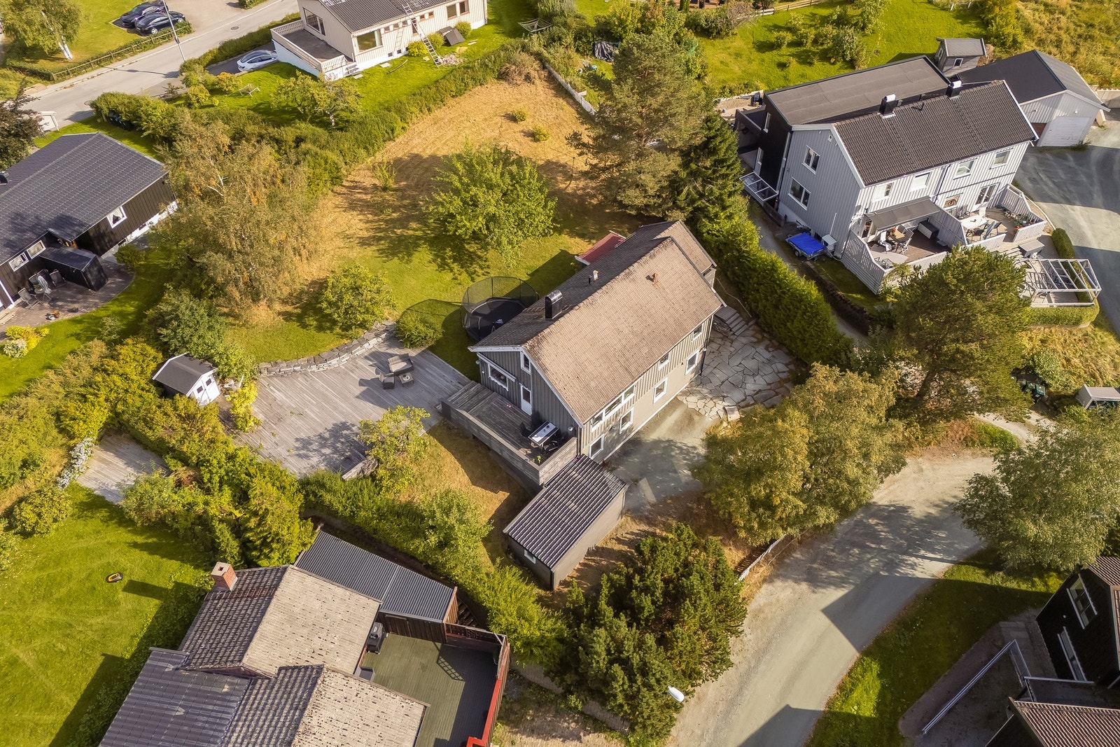 Tomten er på hele 1211kvm. Her kan man følge solen hele dagen Galleribilde