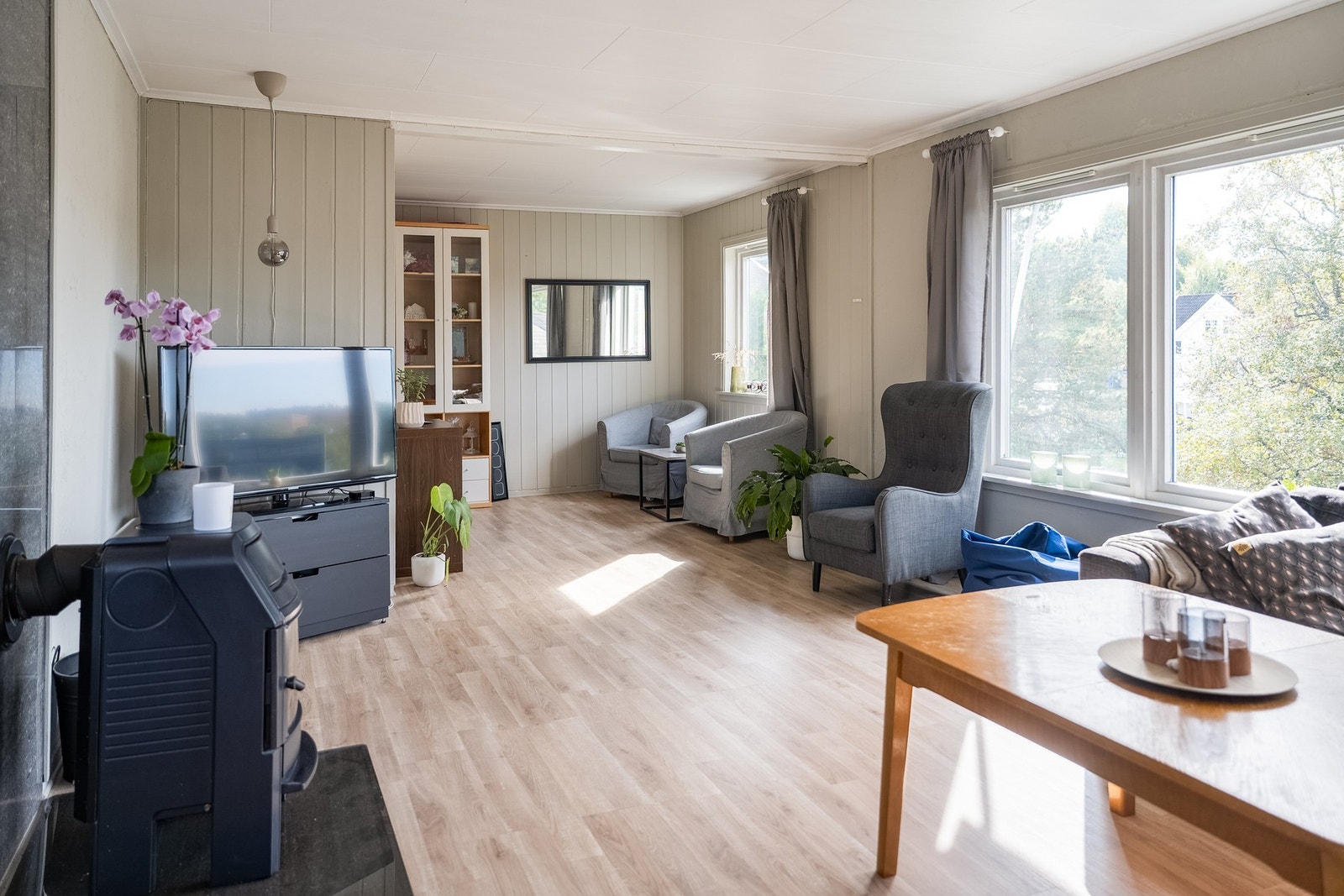 De store vinduene har en fin utsikt over området. Galleribilde