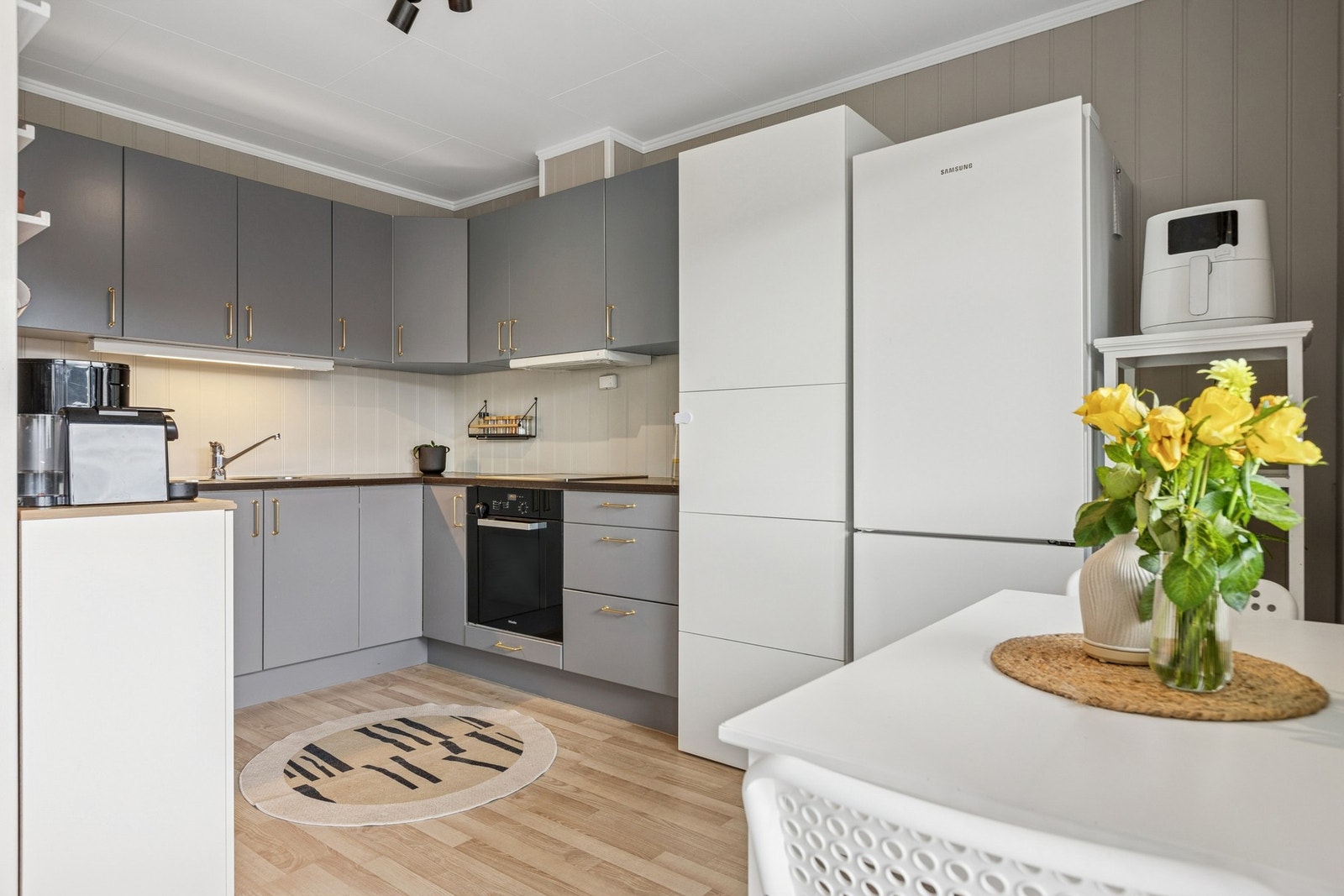 Utstyrt med integrert stekeovn og platetopp for et helhetlig uttrykk. Galleribilde