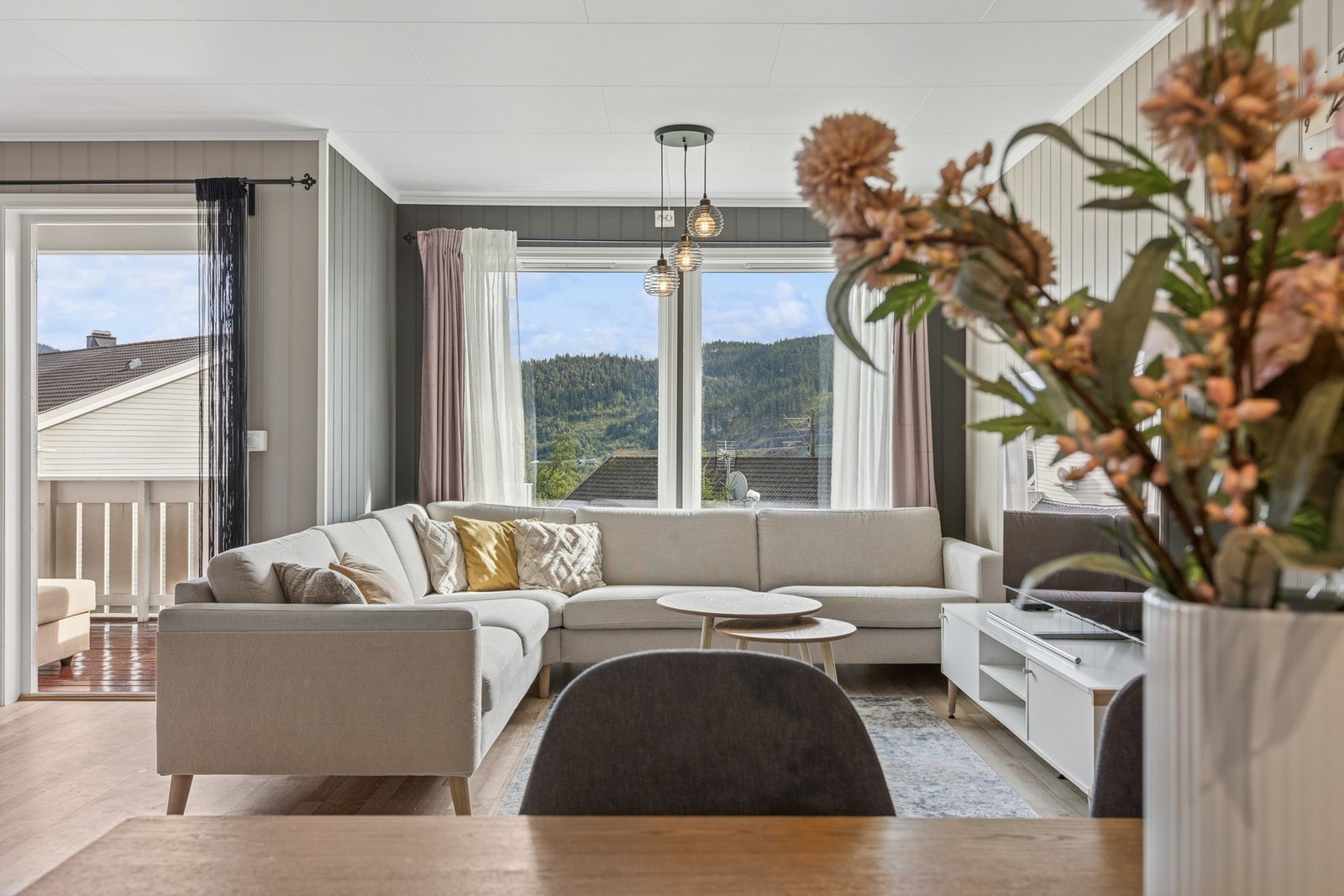 Her bor du skjermet i din egen leilighet, samtidig som du kan nyte en flott og åpen utsikt. Galleribilde