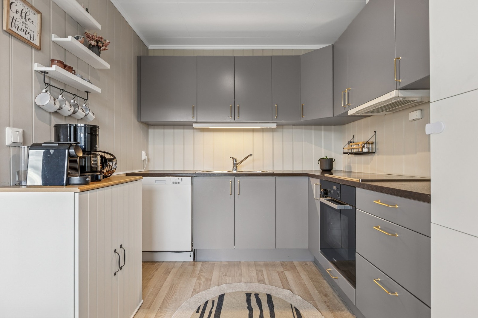 Tidløs kjøkkeninnredning fra 2008 med glatte fronter. Galleribilde